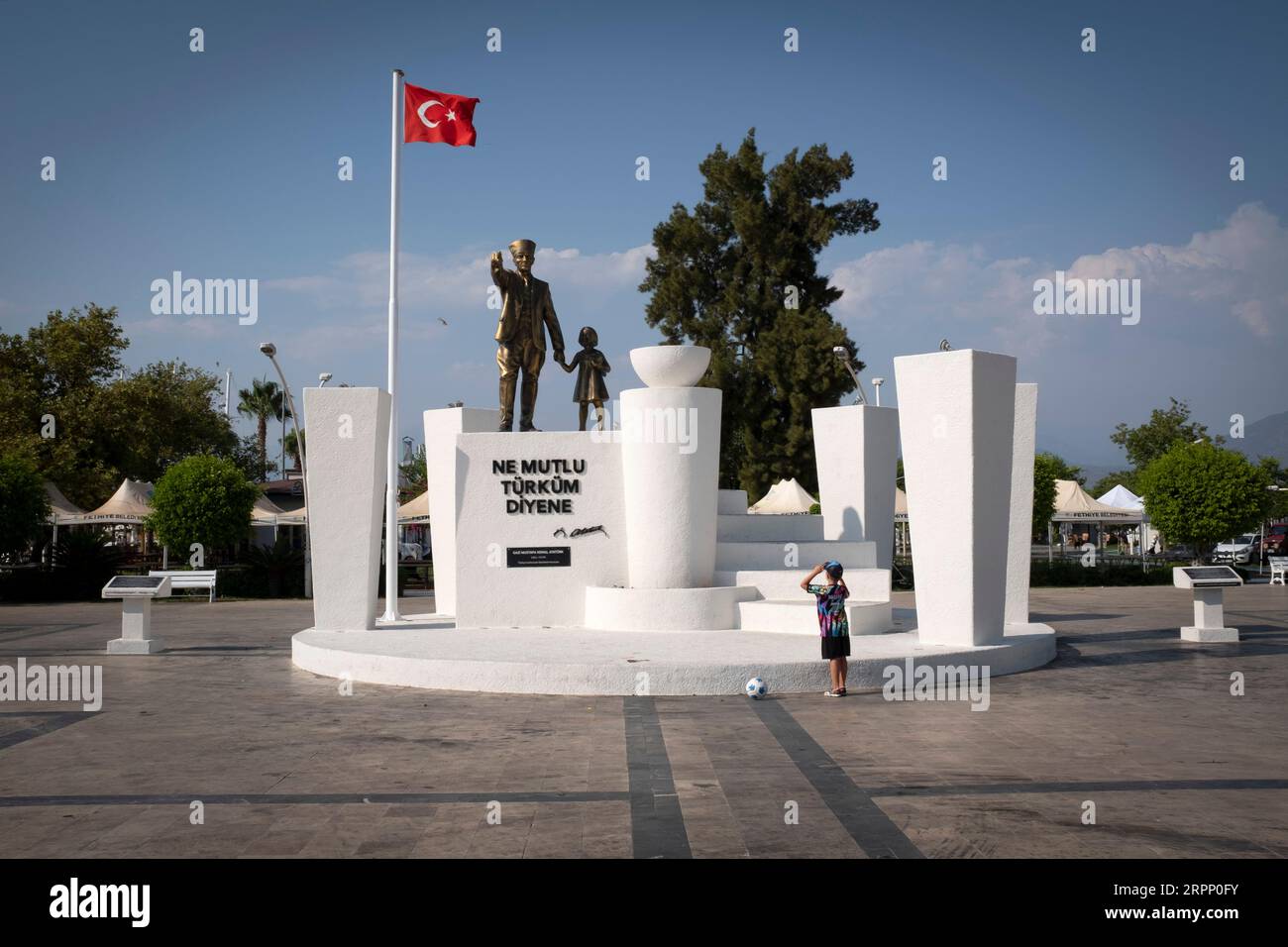 Un garçon regardant la statue de Mustafa Kemal AtatŸrk à Fethiye, Turquie. AtatŸrk (c. 1881 - 1938) était un maréchal turc, homme d'État révolutionnaire, auteur, et le père fondateur de la République de Turquie, servant en tant que premier président de 1923 jusqu'à sa mort en 1938. Il a entrepris des réformes progressistes radicales, qui ont modernisé la Turquie en une nation laïque et industrialisante. Banque D'Images