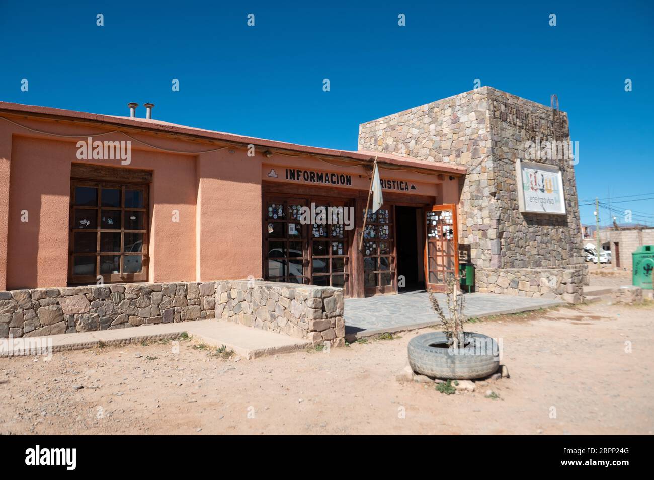 Humahuaca, Argentine : 2023 juin 8 : Office de tourisme situé dans la ville touristique de Humahuaca dans la province de Jujuy en Argentine, le 8 juin 2023. Banque D'Images