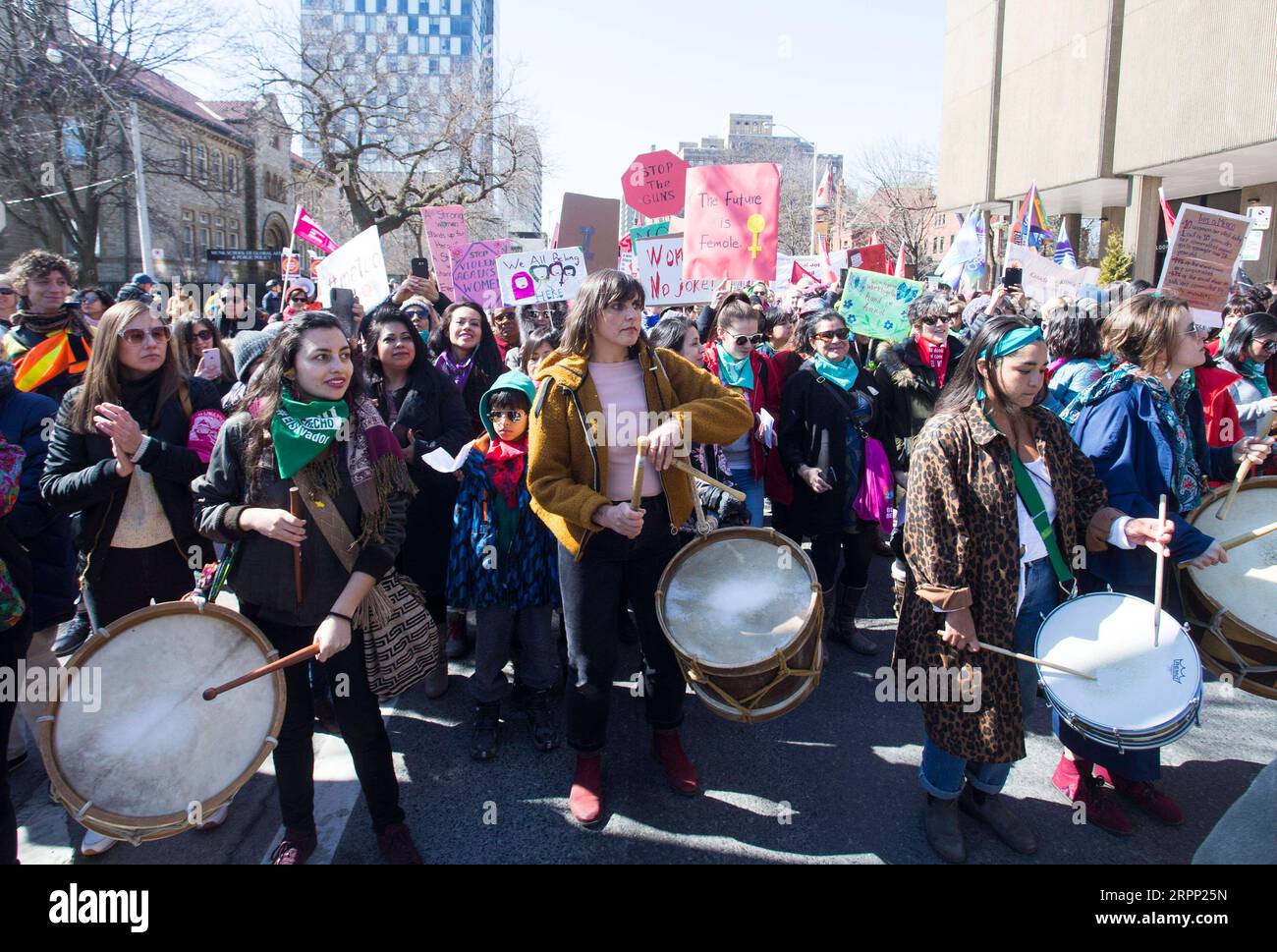 200308 -- TORONTO, le 8 mars 2020 -- des gens participent à la Marche de la Journée internationale de la femme 2020 à Toronto, Canada, le 8 mars 2020. Des milliers de personnes ont pris part à cet événement annuel pour l égalité et la justice pour marquer dimanche la Journée internationale de la femme. Photo de /Xinhua CANADA-TORONTO-INTERNATIONAL FÊTE du S-MARS ZouxZheng PUBLICATIONxNOTxINxCHN Banque D'Images