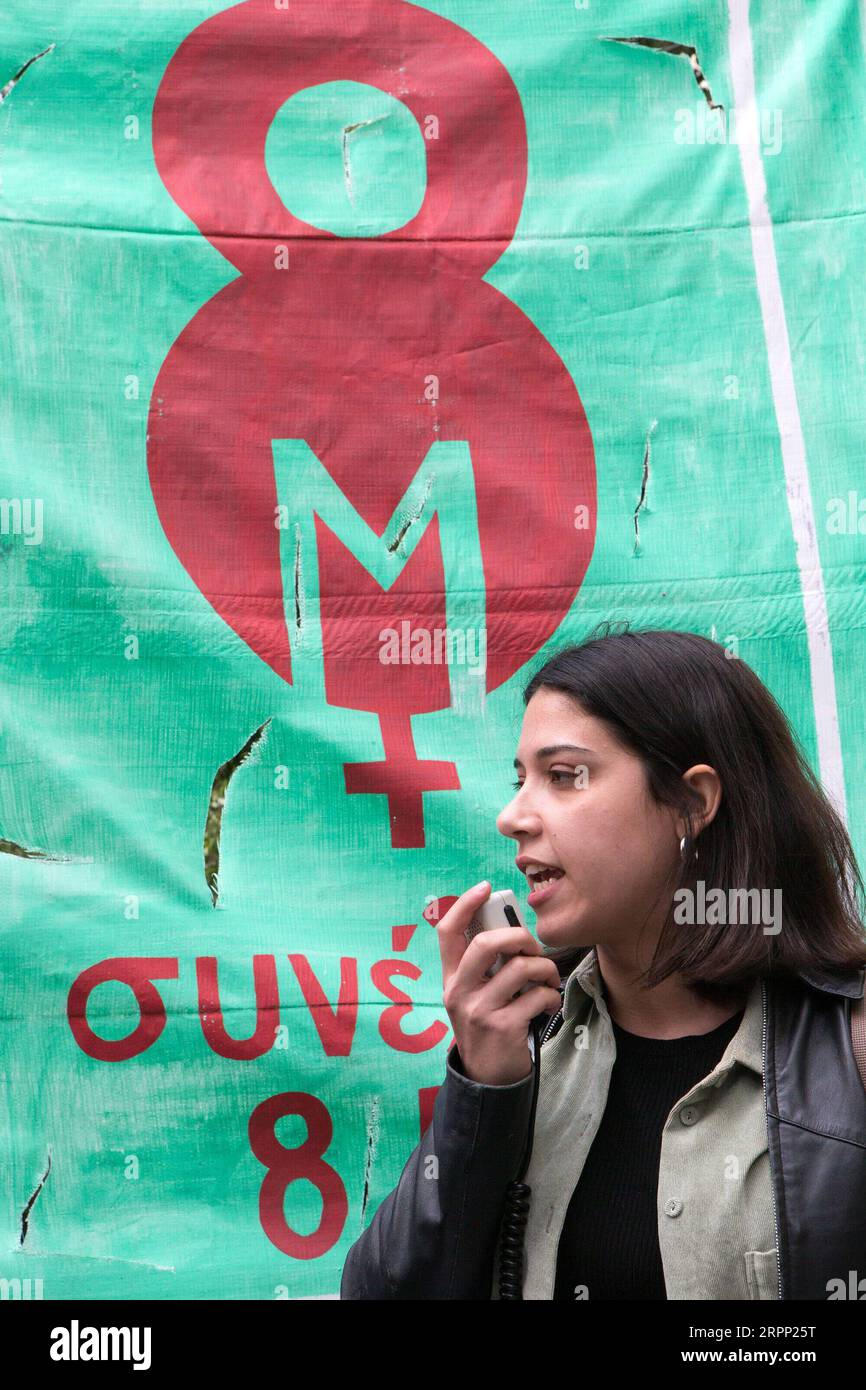 200308 -- ATHÈNES, le 8 mars 2020 -- Une femme participe à une marche pour les droits des femmes à Athènes, Grèce, le 8 mars 2020. Des centaines de Grecs ont défilé pour les droits des femmes au centre d Athènes dimanche pour célébrer la Journée internationale de la femme. GRÈCE-ATHÈNES-INTERNATIONAL FEMMES S DAY-MARCH MARIOSXLOLOS PUBLICATIONXNOTXINXCHN Banque D'Images