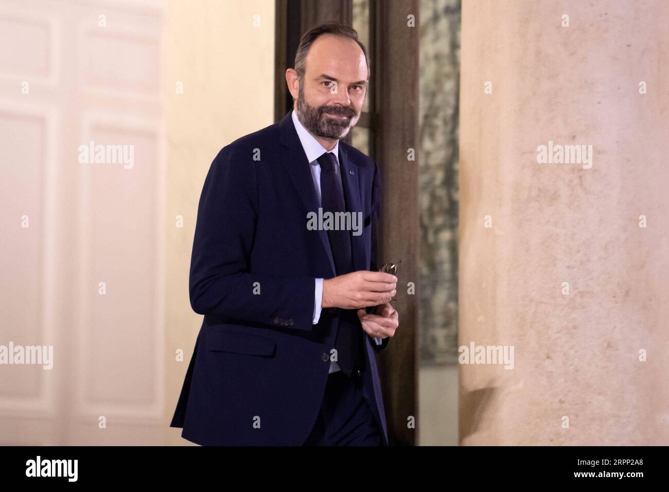 200308 -- PARIS, le 8 mars 2020 Xinhua -- départ du Premier ministre français Edouard Philippe après une réunion à l'Elysée à Paris, France, le 8 mars 2020. La France, où plus de 1 000 cas positifs de coronavirus ont été détectés, interdirait temporairement les rassemblements publics de plus de 1 000 personnes pour contenir l’épidémie, a annoncé dimanche le ministre de la Santé Olivier Veran. Jack Chan/document via Xinhua FRANCE-PARIS-CORONAVIRUS-INTERDICTION TEMPORAIRE PUBLICATIONxNOTxINxCHN Banque D'Images