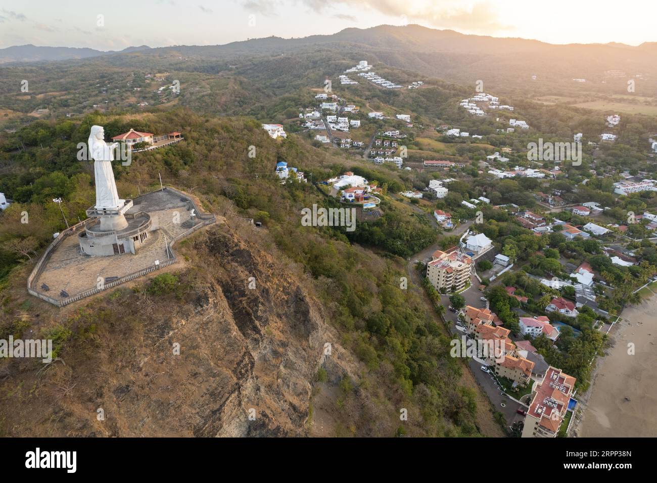 Statue de Jésus dans la lumière du matin drone aérien vue panoramique Banque D'Images