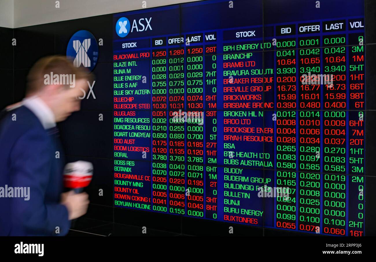 200310 -- SYDNEY, le 10 mars 2020 -- Un journaliste passe devant un conseil d'administration électronique à l'Australian Securities Exchange ASX à Sydney, en Australie, le 10 mars 2020. Le marché boursier australien a ouvert légèrement plus bas mardi malgré les inquiétudes de pertes plus lourdes suite à une faible avance des marchés étrangers. À 10:30 AEST, l’indice de référence S&P/ASX 200 était en baisse de 22,30 points ou 0,39 % à 5 738,30, tandis que l’indice plus large All Ordinaries était en baisse de 29,10 points ou 0,50 % à 5 793,30. AUSTRALIE-SYDNEY-BOURSE-PLONGÉE BaixXuefei PUBLICATIONxNOTxINxCHN Banque D'Images