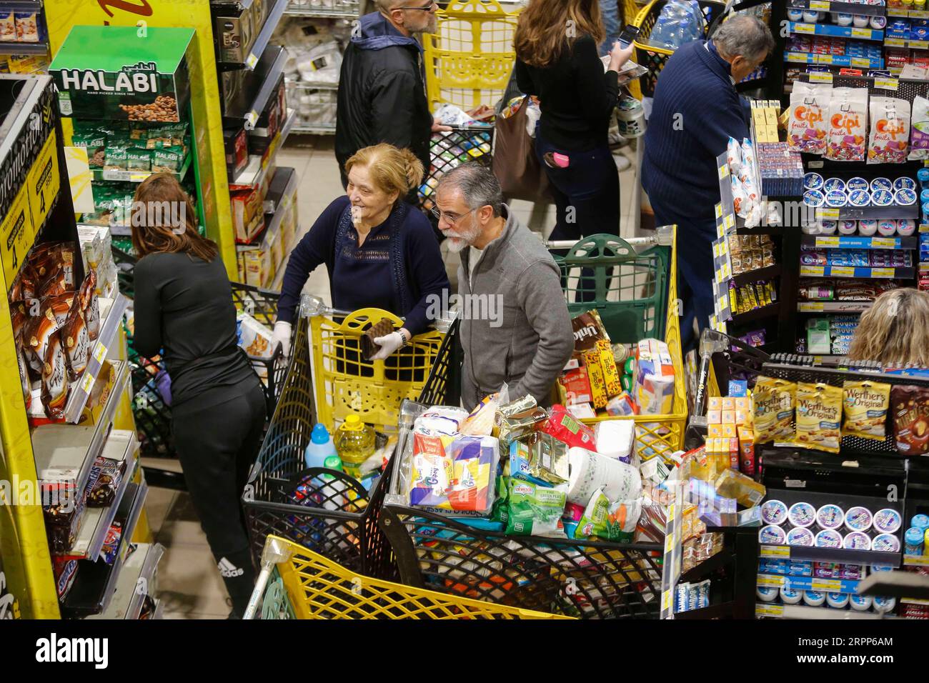 200312 -- BEYROUTH, le 12 mars 2020 Xinhua -- la population locale sélectionne des produits dans un supermarché à Beyrouth, capitale du Liban, le 11 mars 2020. Le ministère libanais de la Santé a confirmé mercredi que le nombre de cas de COVID-19 était passé à 61 et qu'un deuxième cas de décès causé par le virus a été enregistré. Avec la propagation du COVID-19 au Liban, les Libanais ont commencé à se précipiter pour acheter de la nourriture et d’autres fournitures quotidiennes. Photo de Bilal Jawich/Xinhua LEBANON-BEIRUT-COVID-19-DAILY SUPPLIES PUBLICATIONxNOTxINxCHN Banque D'Images