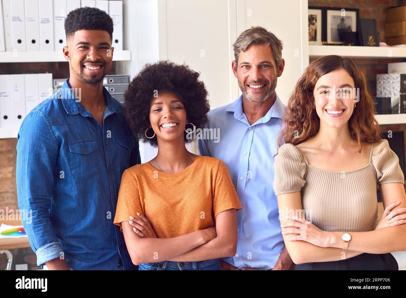 Portrait de l'équipe d'affaires multiculturelles debout ensemble dans le bureau Banque D'Images