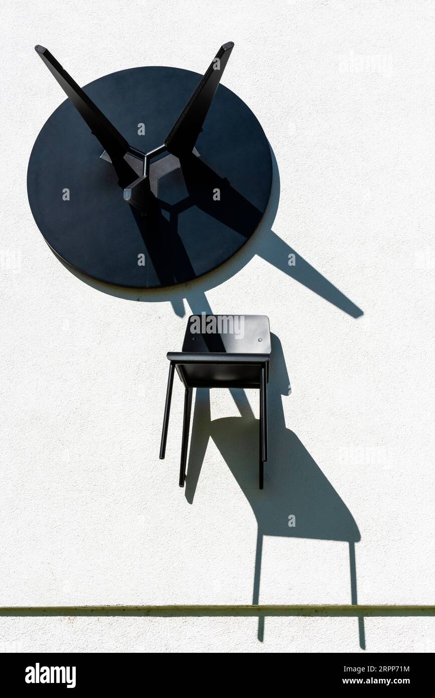 Mur blanc décoré avec des meubles au Vitra Campus. Weil am Rhein, Allemagne. Banque D'Images