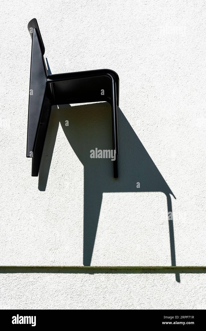 Mur blanc décoré avec des meubles au Vitra Campus. Weil am Rhein, Allemagne. Banque D'Images