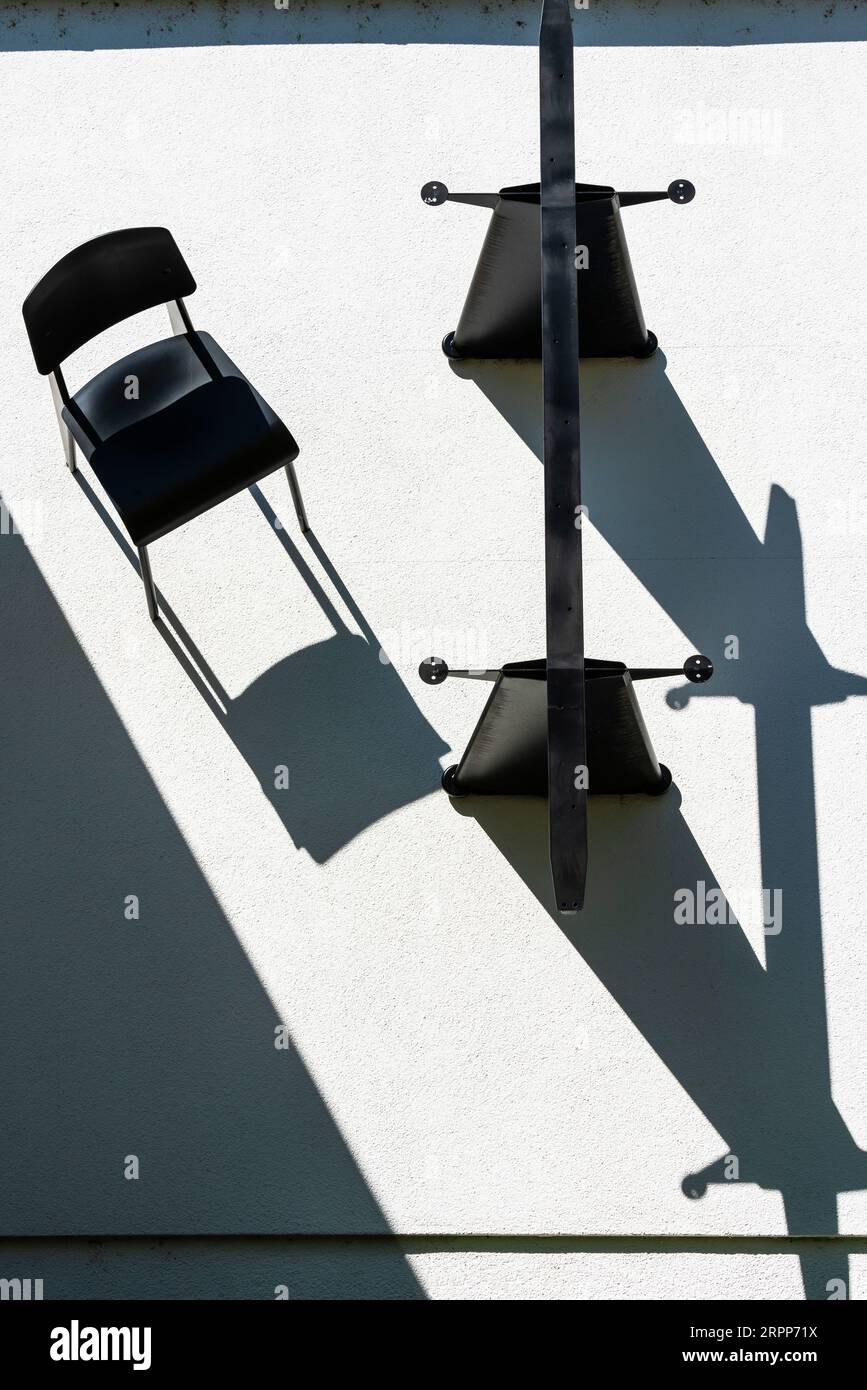 Mur blanc décoré avec des meubles au Vitra Campus. Weil am Rhein, Allemagne. Banque D'Images