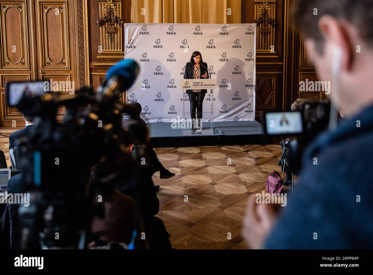 200313 -- PARIS, le 13 mars 2020 Xinhua -- Anne Hidalgo, maire de Paris, prend la parole lors d'une conférence de presse sur le COVID-19 à l'hôtel de ville de Paris, le 12 mars 2020. Jeudi, la France a confirmé 2 876 cas de coronavirus et 61 décès, et 129 ont été hospitalisés en soins intensifs. Photo d'Aurelien Morissard/Xinhua FRANCE-PARIS-MAYOR-COVID-19-CONFÉRENCE DE PRESSE PUBLICATIONxNOTxINxCHN Banque D'Images