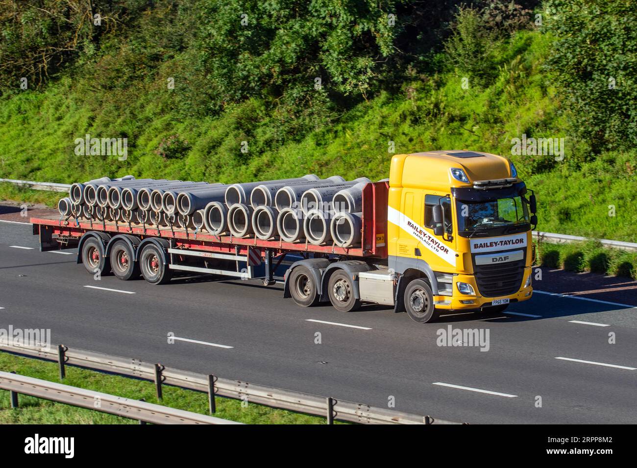 Bailey Taylor Haulage Trucking Company, exploitant les systèmes de drainage en béton préfabriqué Staton. 2016 DAF CF ; voyageant à grande vitesse sur l'autoroute M6 dans le Grand Manchester, Royaume-Uni Banque D'Images