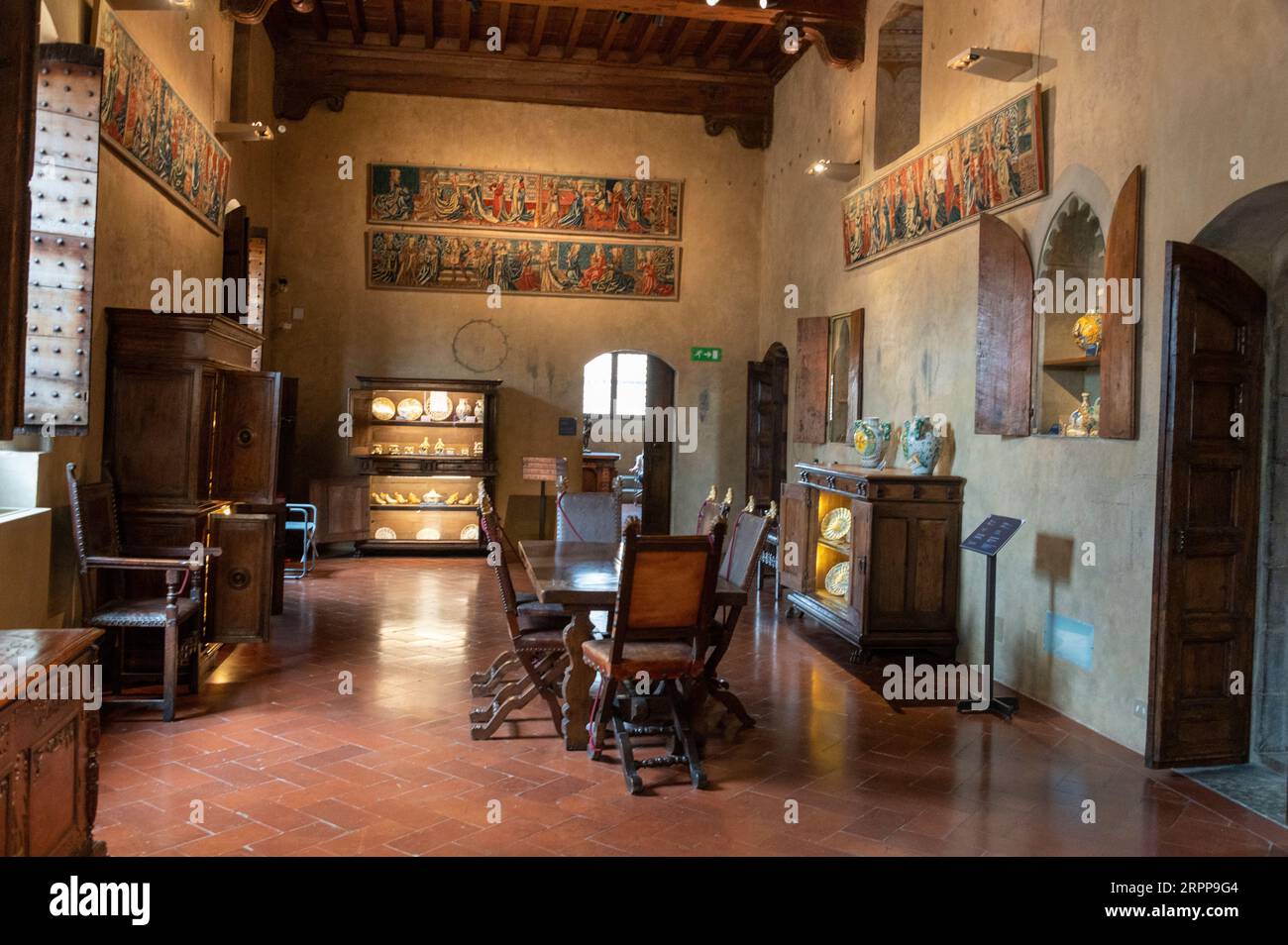 Une riche salle à manger médiévale florentine avec des tapisseries murales au musée Palazzo Davanzati. Il est sur la via Porta Rossa à Florence dans le Tu Banque D'Images