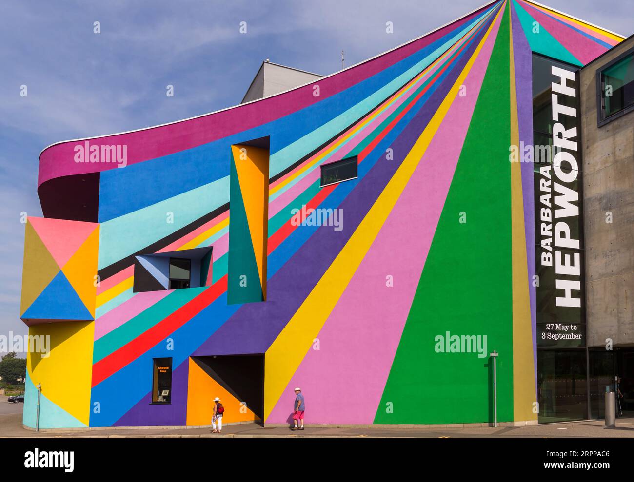 Les gens passent devant la Towner Art Gallery avec des œuvres colorées Dance Diagonal de l'artiste allemand Lothar Götz à Eastbourne, East Sussex, Royaume-Uni en septembre Banque D'Images