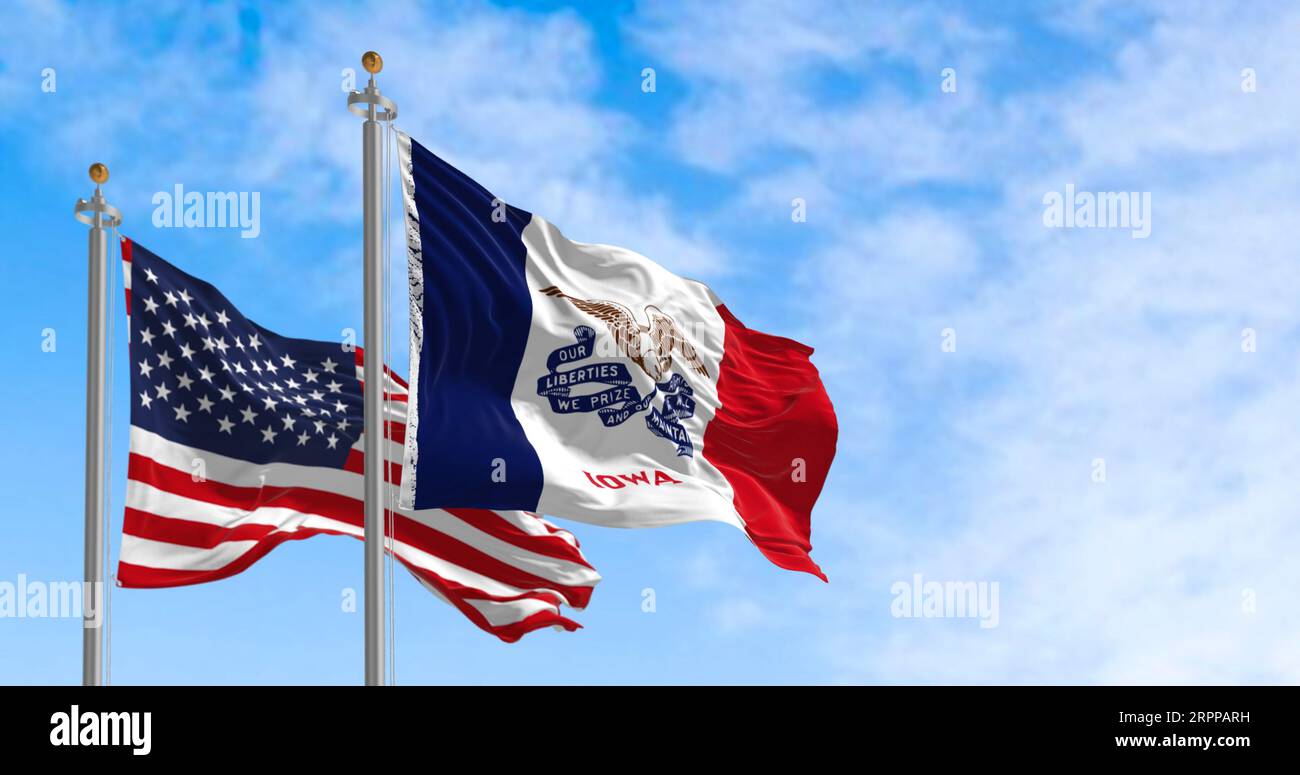 Drapeaux de l'Iowa et des États-Unis agitant dans le vent par temps clair. État dans la région du Midwest supérieur des États-Unis. illustration 3d rend Banque D'Images