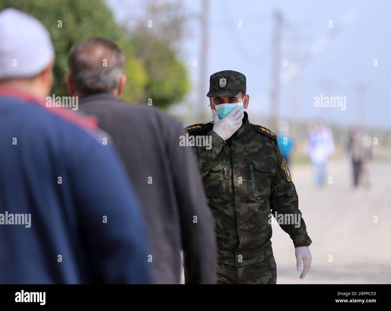 200315 -- GAZA, le 15 mars 2020 -- un membre des forces de sécurité palestiniennes monte la garde au terminal d'Erez près de la frontière avec Israël, dans le Nord de la bande de Gaza, le 15 mars 2020. Samedi, les autorités de Gaza ont déclaré un nouvel ensemble de mesures de précaution dans le contexte des préoccupations concernant la propagation du nouveau coronavirus dans l’enclave côtière. Le ministère de l'intérieur dirigé par le Hamas dans la bande de Gaza a déclaré que le poste frontalier de Rafah entre Gaza et l'Egypte, et le poste d'Erez avec Israël seront fermés à partir de dimanche, a déclaré un communiqué du chef de la sécurité de Gaza, Tawfiq Abu Naim. Photo de Yasser Qudih/Xinhua MIDEAST-GAZA-COV Banque D'Images