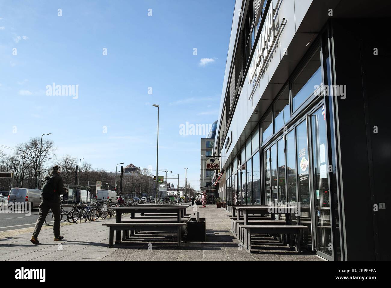 200316 -- BERLIN, le 16 mars 2020 -- Un restaurant est fermé en raison du COVID-19 à Berlin, capitale de l'Allemagne, le 16 mars 2020. Les données de l agence allemande de lutte contre la maladie ont montré que le nombre de cas confirmés de COVID-19 dans le pays est passé à 4 838 dimanche après-midi, 1 043 de plus que la veille. Le nombre de morts est passé à 12. ALLEMAGNE-BERLIN-COVID-19-CAS ShanxYuqi PUBLICATIONxNOTxINxCHN Banque D'Images
