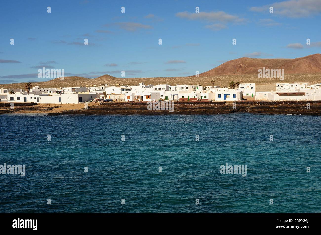 La Caleta del Sebo, île de la Graciosa. Au bas du volcan Montaña del Mojón. Province de Las Palmas, Îles Canaries, Espagne. Banque D'Images