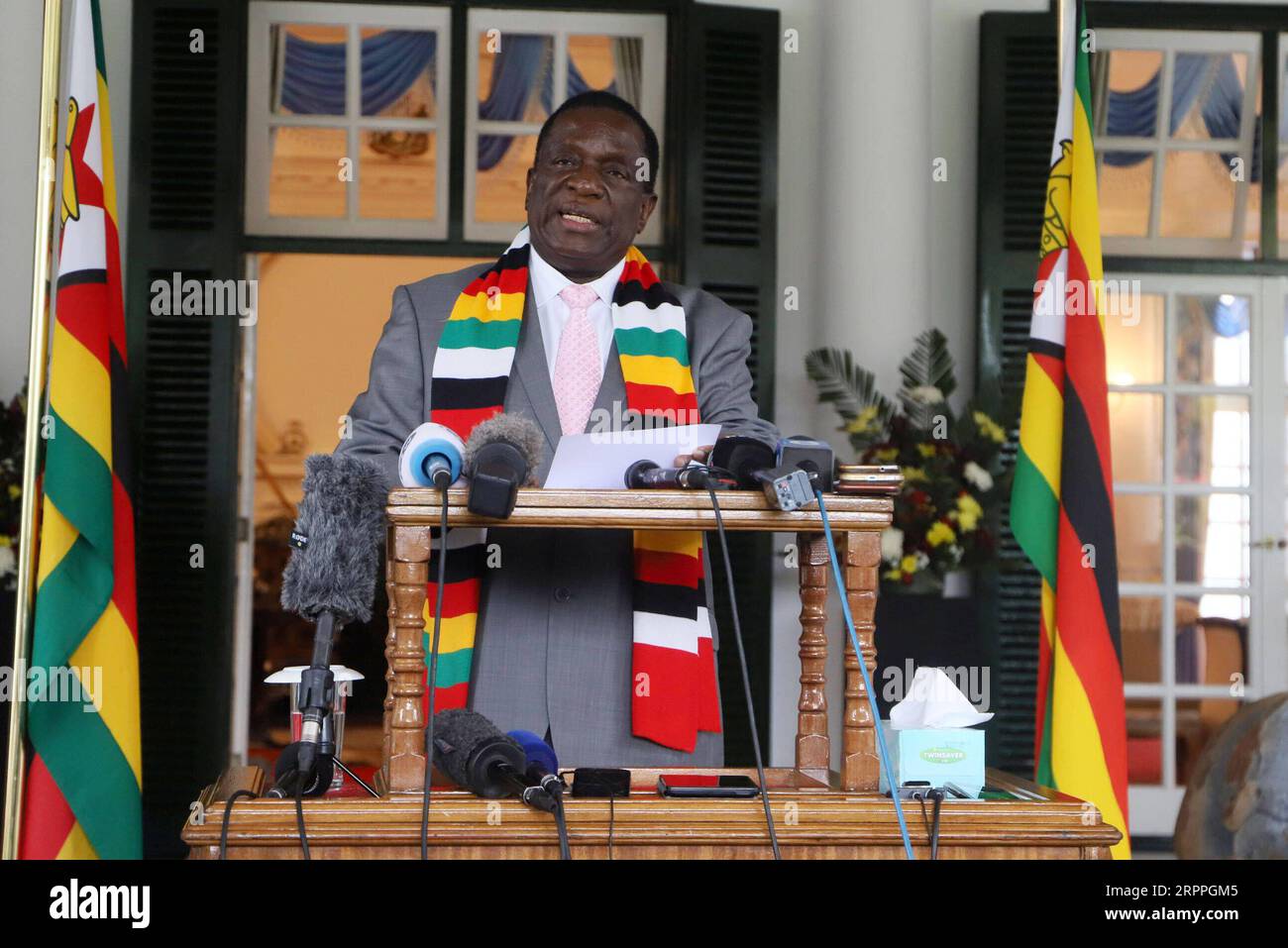 200317 -- HARARE, le 17 mars 2020 Xinhua -- le président zimbabwéen Emmerson Mnangagwa prend la parole lors d'une conférence de presse à Harare, Zimbabwe, le 17 mars 2020. Dans une mise à jour adressée à la nation mardi, le président zimbabwéen Emmerson Mnangagwa a déclaré que le COVID-19 était une catastrophe nationale, affirmant que le pays avait intensifié sa réponse nationale au virus après que les pays voisins de la région aient signalé des cas. Photo de Shaun Jusa/Xinhua ZIMBABWE-HARARE-PRESIDENT-COVID 19-NATIONAL DISASTER PUBLICATIONxNOTxINxCHN Banque D'Images