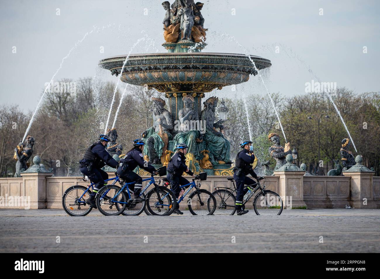200317 -- PARIS, le 17 mars 2020 Xinhua -- patrouille de policiers sur la place de la Concorde à Paris, France, le 17 mars 2020. La France a détecté 7 730 cas d’infection à coronavirus, et 175 personnes sont mortes du virus, a annoncé mardi le directeur général de la Santé Jérôme Salomon lors d’une mise à jour quotidienne. Mardi midi, la France a été mise en confinement pendant au moins 15 jours. Seuls les voyages réellement nécessaires, par exemple pour des raisons professionnelles ou de santé ou pour acheter des aliments, sont autorisés. Photo Aurelien Morissard/Xinhua FRANCE-PARIS-COVID-19-LOCKDOWN PUBLICATIONxNOTxINxCHN Banque D'Images