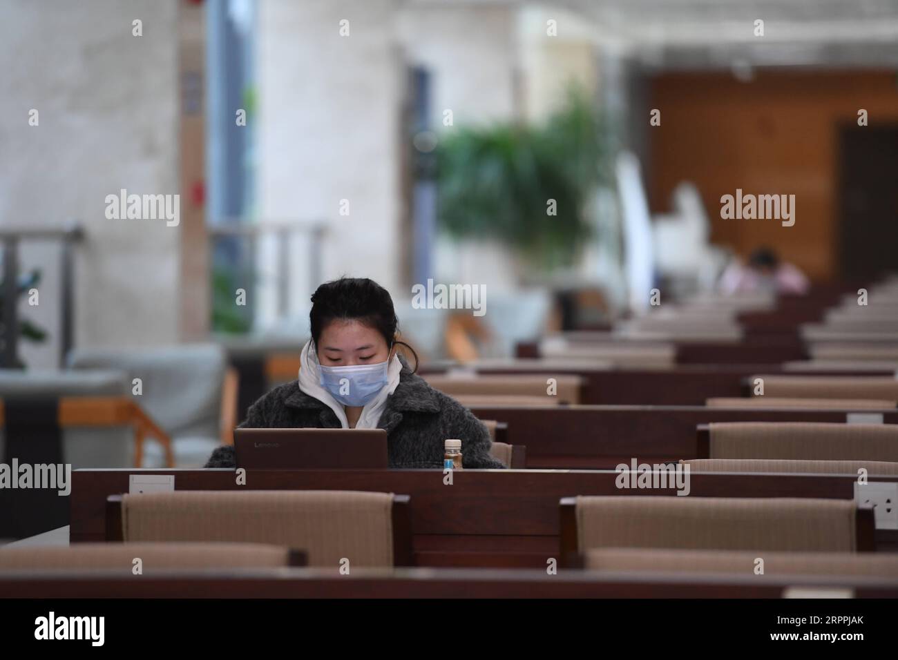200318 -- CHANGSHA, le 18 mars 2020 -- un citoyen lit à la bibliothèque de Changsha à Changsha, dans la province du Hunan du centre de la Chine, mars 18. 2020. La bibliothèque de Changsha a rouvert ici au stade primaire avec des mesures prises pour prévenir la propagation de la nouvelle maladie à coronavirus, ou COVID-19. CHINA-HUNAN-CHANGSHA-COVID-19-LIBRARY-REVEROUING CN XUEXYUGE PUBLICATIONXNOTXINXCHN Banque D'Images