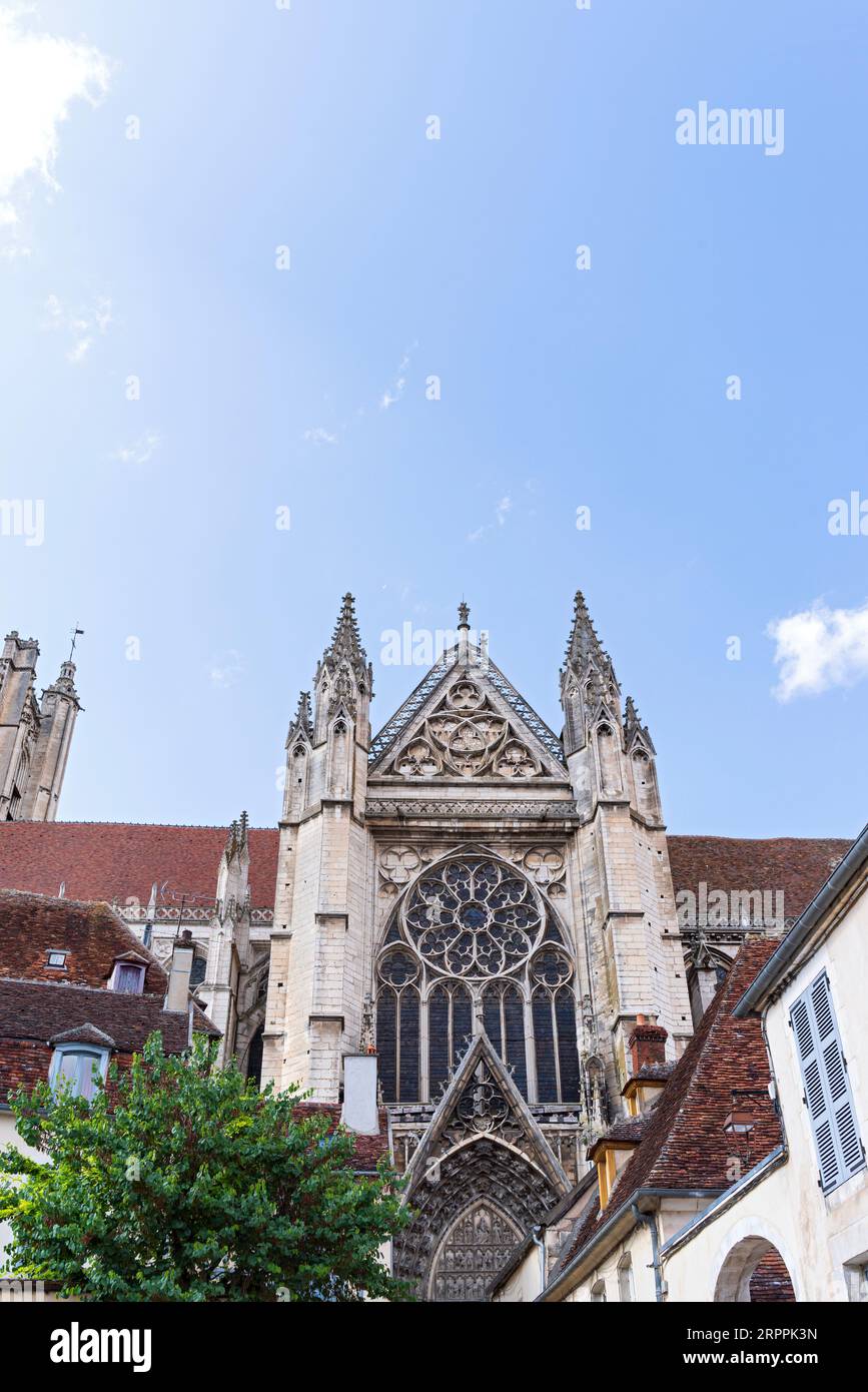 cathédrale saint etienne au transept sud et rosace d'architecture gothique à auxerre france Banque D'Images