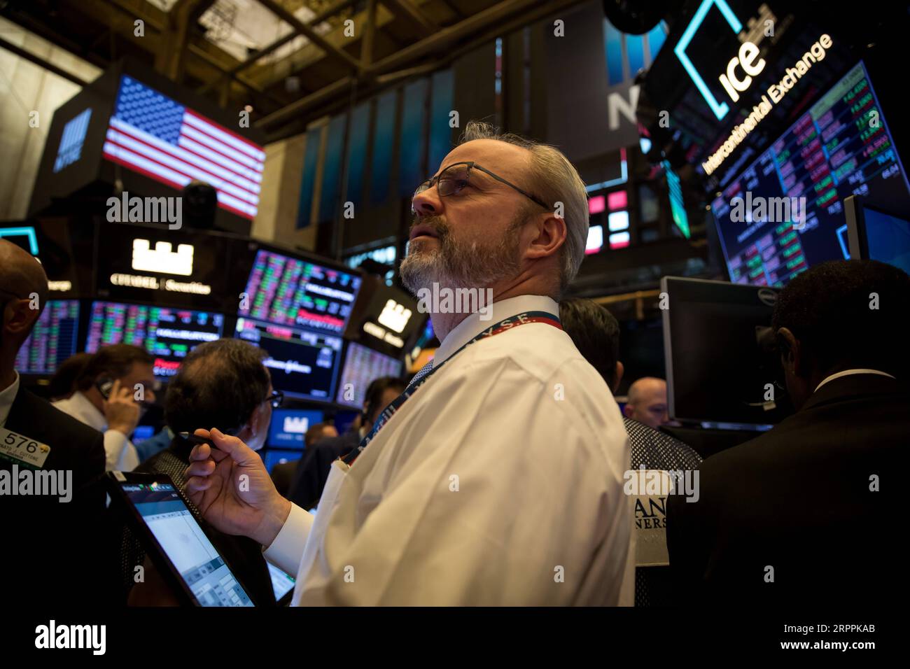 200318 -- NEW YORK, le 18 mars 2020 Xinhua -- les commerçants travaillent à la New York stock Exchange NYSE à New York, aux États-Unis, le 18 mars 2020. Le New York stock Exchange NYSE a déclaré mercredi qu’il allait fermer temporairement sa salle de négociation et passer au trading entièrement électronique en raison de l’épidémie de COVID-19. Photo de Michael Nagle/Xinhua U.S.-NEW YORK-NYSE-TRADING FLOOR-TEMPORARY CLOSURE-COVID-19 PUBLICATIONxNOTxINxCHN Banque D'Images