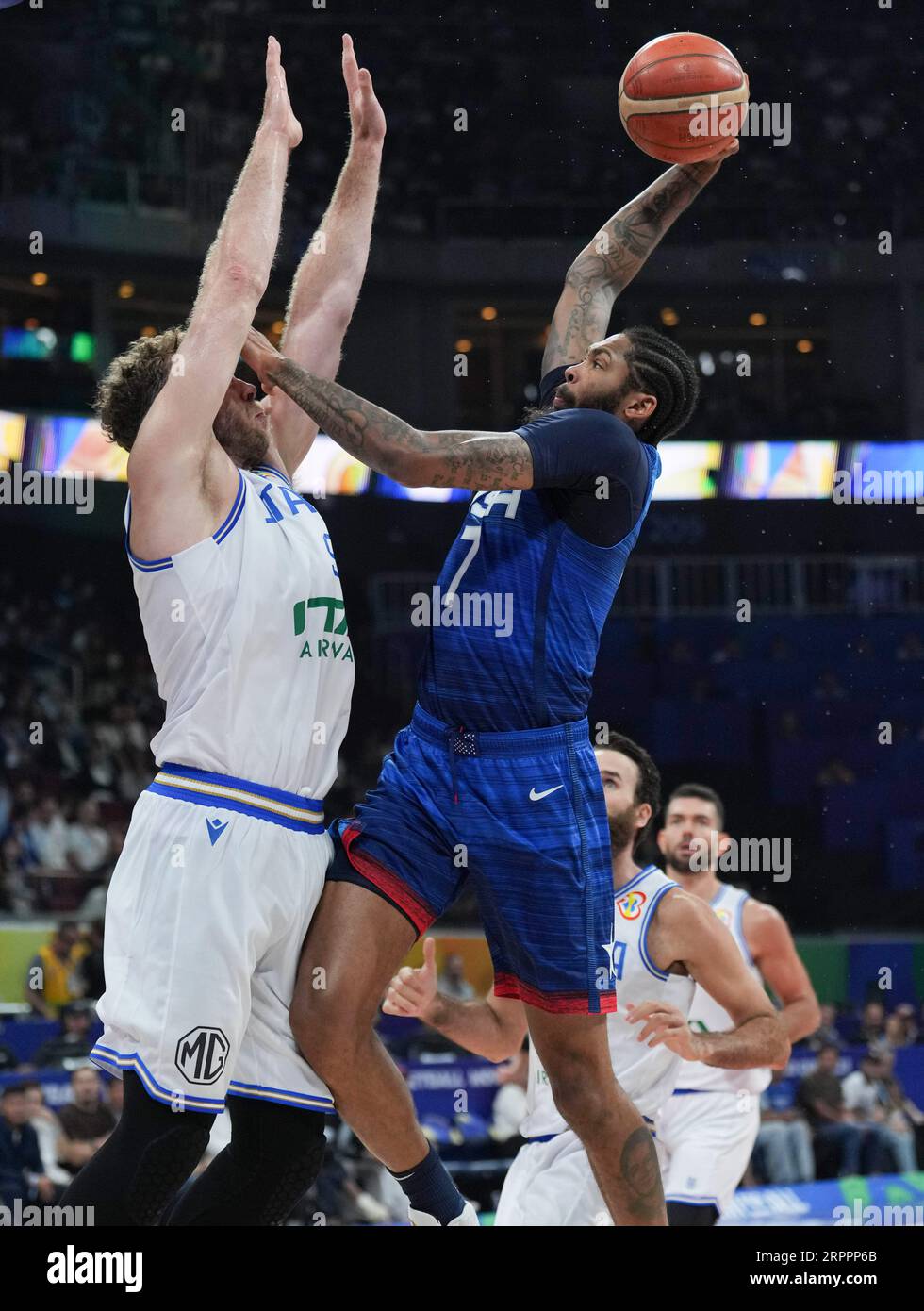 Manille, Philippines. 5 septembre 2023. Le Brandon Ingram (R) des États-Unis dope lors du quart de finale entre l'Italie et les États-Unis lors de la coupe du monde FIBA 2023 à Manille, aux Philippines, le 5 septembre 2023. Crédit : Meng Yongmin/Xinhua/Alamy Live News Banque D'Images