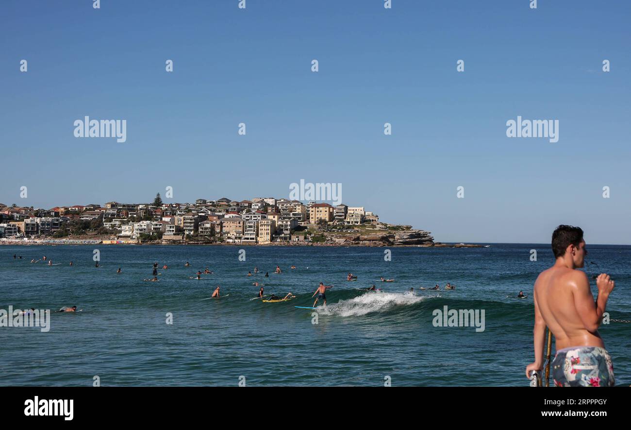 200320 -- SYDNEY, le 20 mars 2020 -- les amateurs de plage profitent d'une journée ensoleillée à Bondi Beach malgré les inquiétudes croissantes concernant la propagation de la maladie à coronavirus COVID-19 à Sydney, en Australie, le 20 mars 2020. AUSTRALIE-SYDNEY-COVID-19-BONDI BEACH BaixXuefei PUBLICATIONxNOTxINxCHN Banque D'Images