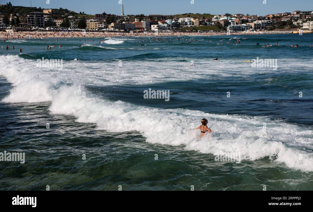 200320 -- SYDNEY, le 20 mars 2020 -- les amateurs de plage profitent d'une journée ensoleillée à Bondi Beach malgré les inquiétudes croissantes concernant la propagation de la maladie à coronavirus COVID-19 à Sydney, en Australie, le 20 mars 2020. AUSTRALIE-SYDNEY-COVID-19-BONDI BEACH BaixXuefei PUBLICATIONxNOTxINxCHN Banque D'Images