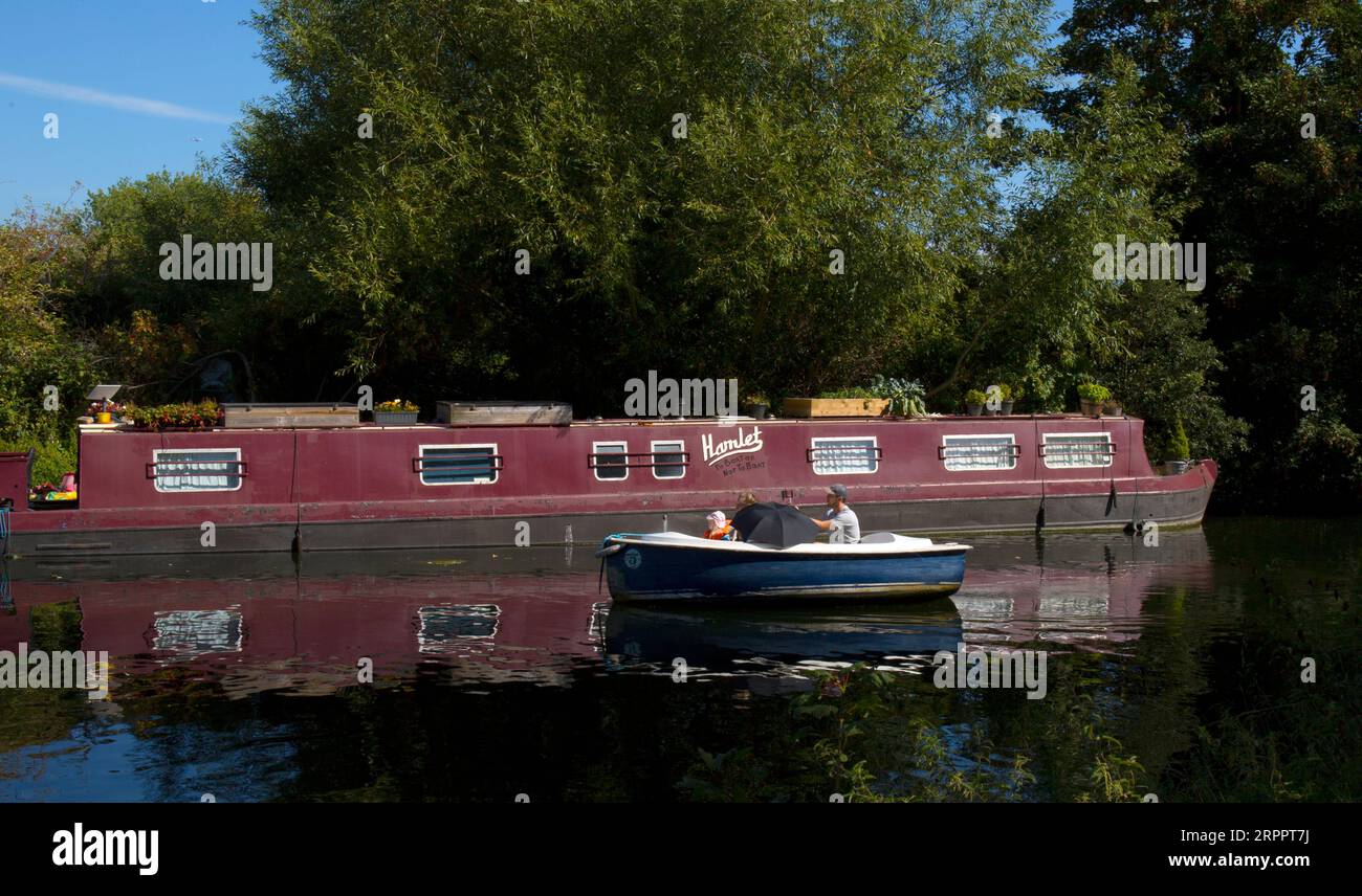 Location de bateau électrique Rivière Lea Broxbourne Hertfordshire Banque D'Images