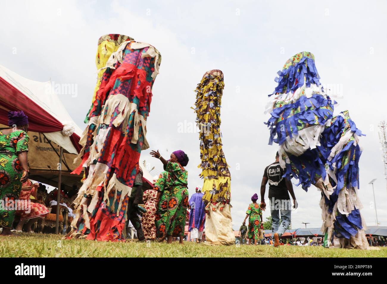 De puissantes mascarades du royaume d'Oyo se produisent au World Sango Festival qui est un festival annuel organisé parmi les Yoruba en l'honneur de Sango, une divinité du tonnerre et du feu qui était un guerrier et le troisième roi de l'Empire d'Oyo après avoir succédé à Ajaka son frère aîné. Le festival accueille des visiteurs de tout le pays et des adeptes de pays étrangers. Etat d'Oyo, Lagos, Nigeria. Banque D'Images