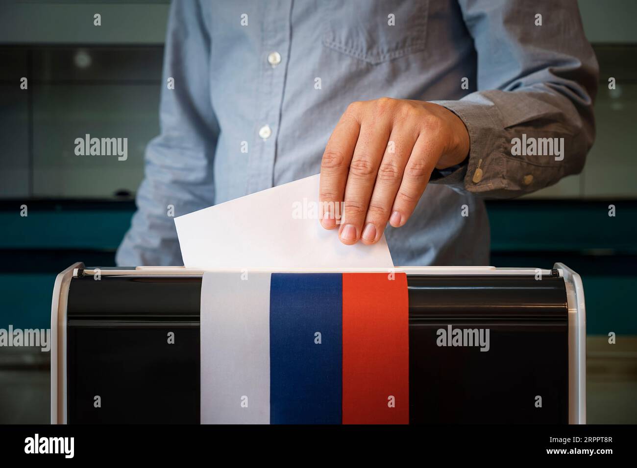 main masculine d'un électeur abaisse le bulletin de vote dans l'urne. concept des élections d'etat. Électeurs à voter sur un seul jour de vote en Russie à une sta de vote Banque D'Images