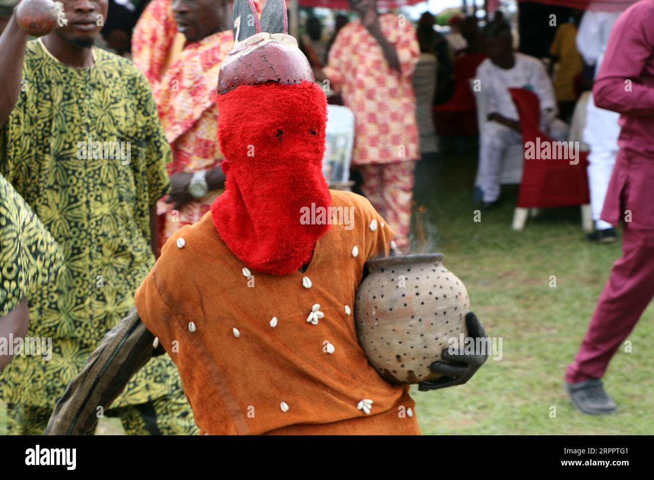 De puissantes mascarades du royaume d'Oyo se produisent au World Sango Festival qui est un festival annuel organisé parmi les Yoruba en l'honneur de Sango, une divinité du tonnerre et du feu qui était un guerrier et le troisième roi de l'Empire d'Oyo après avoir succédé à Ajaka son frère aîné. Le festival accueille des visiteurs de tout le pays et des adeptes de pays étrangers. Etat d'Oyo, Lagos, Nigeria. Banque D'Images