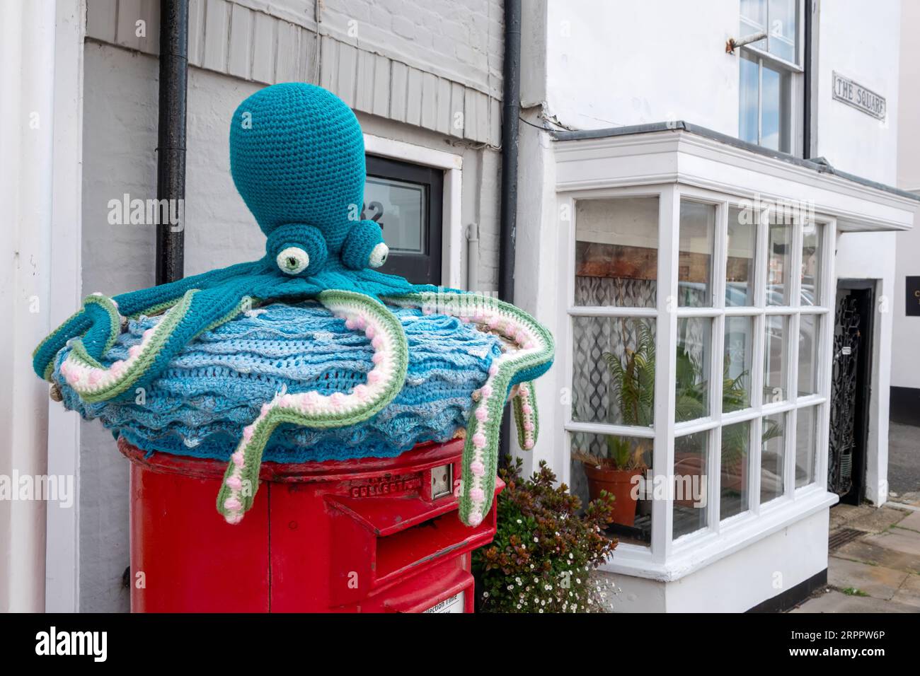 Topper de boîte postale en pieuvre tricoté dans Titchfield Hampshire Angleterre Banque D'Images