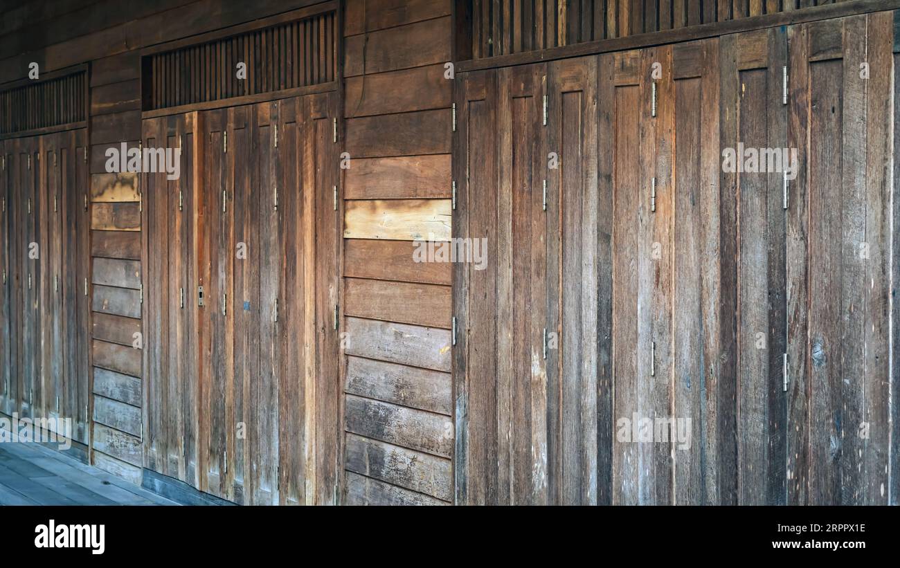 Cadre de porte pliante en bois antique traditionnel de style asiatique. Porte traditionnelle thaïlandaise en bois d'architecture historique. Beau doo pliant en bois rétro Banque D'Images
