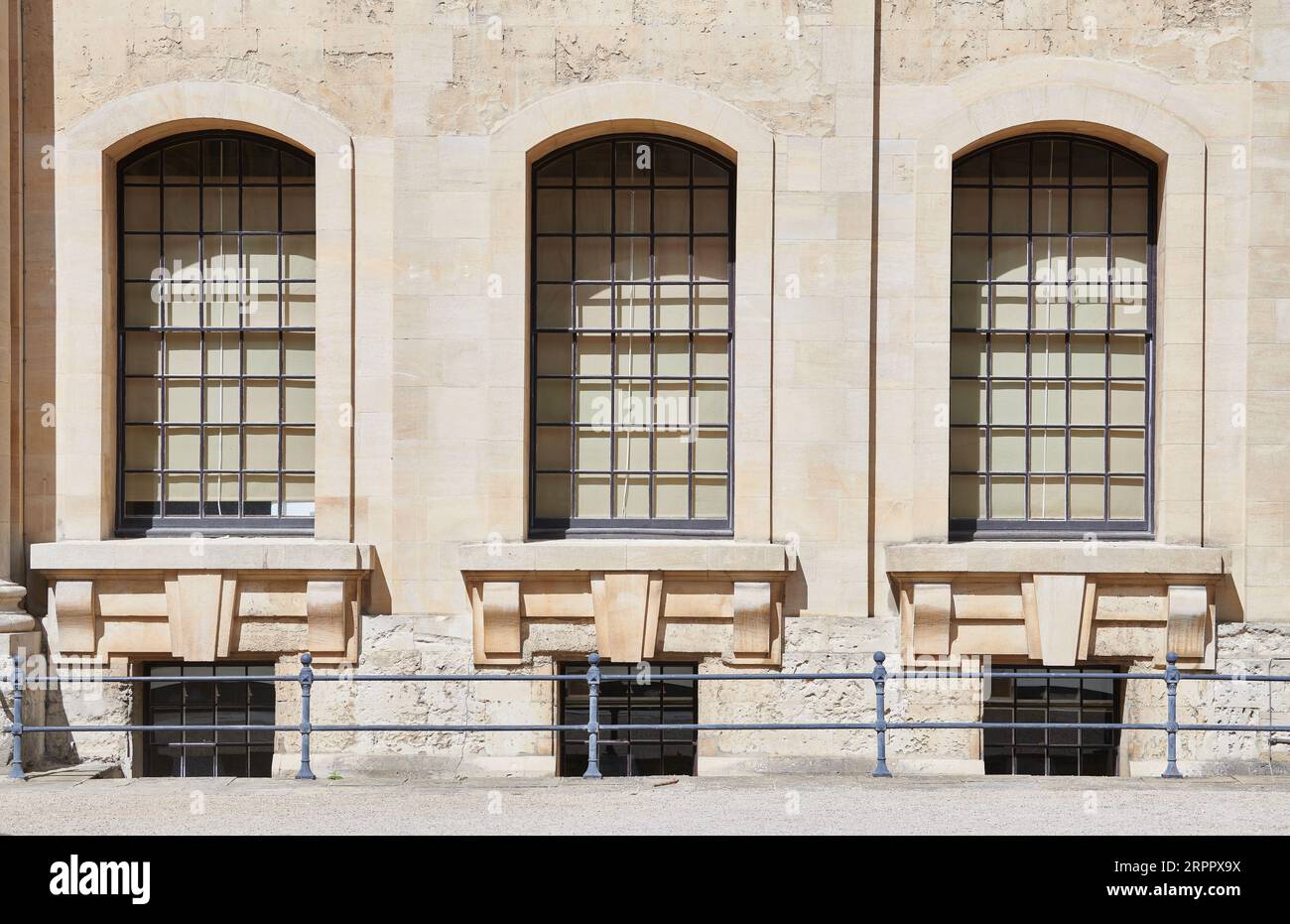 Un trio de fenêtres à la bibliothèque Weston, Bodleian Library, Université d'Oxford, Angleterre. Banque D'Images
