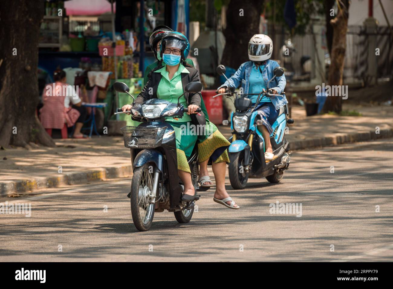 200323 -- VIENTIANE, le 23 mars 2020 -- des personnes portant des masques faciaux conduisent des motos dans la rue à Vientiane, Laos, le 23 mars 2020. Le peuple lao a pris des mesures préventives contre le COVID-19, bien qu’il n’y ait aucun cas confirmé d’infection par le virus au Laos. Photo Kaikeo Saiyasane/Xinhua LAOS-VIENTIANE-COVID19-VIE QUOTIDIENNE ZhangxJianhua PUBLICATIONxNOTxINxCHN Banque D'Images