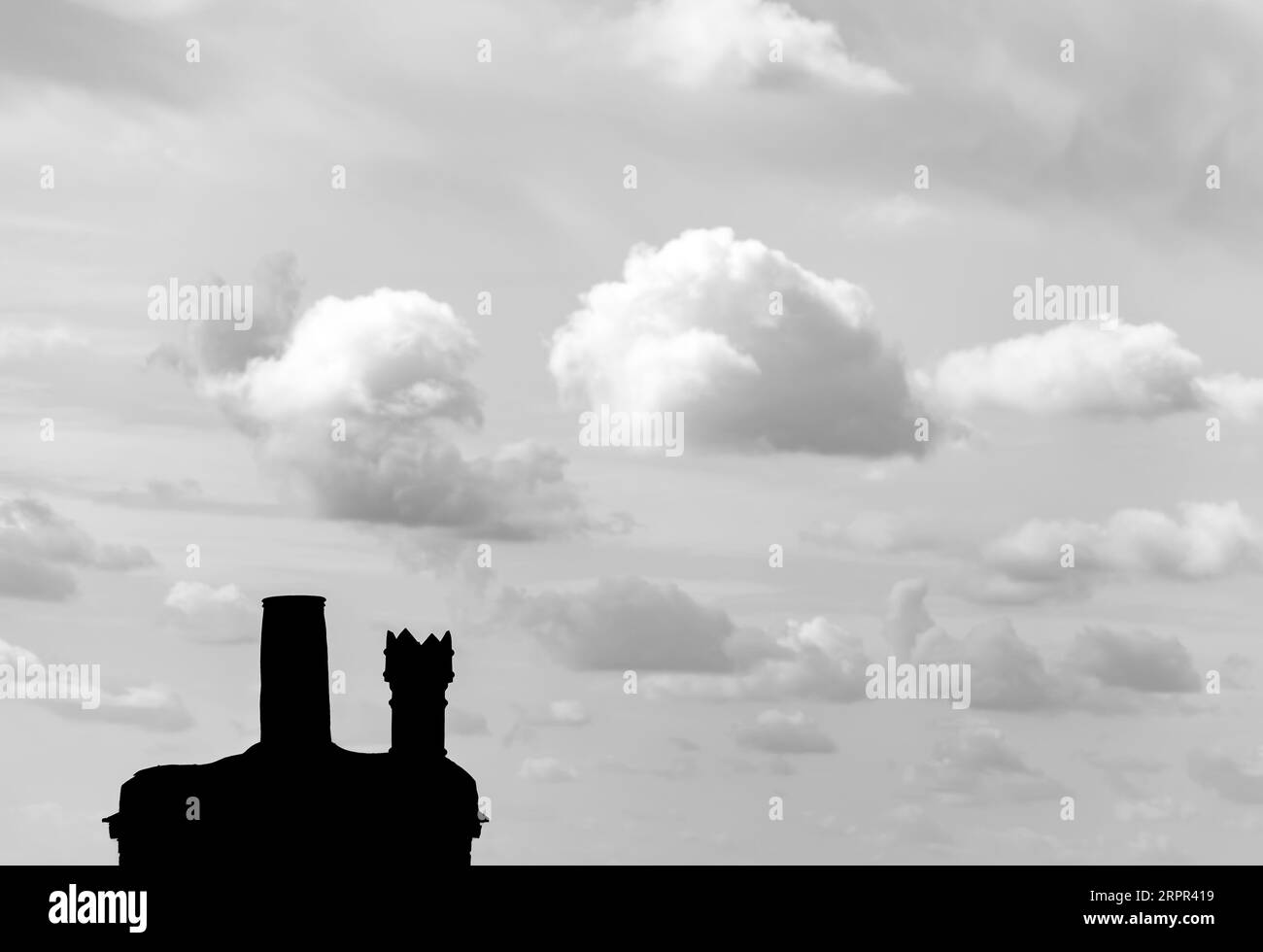 Silhouette de cheminée contre ciel gris, Lincolnshire, Angleterre, royaume-uni Banque D'Images