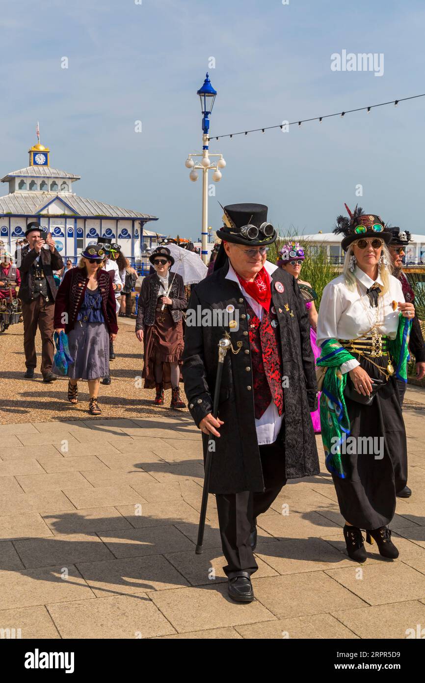 Les Steampunks descendent sur Eastbourne pour le Eastbourne Steampunk Festival avec un défilé le long du front de mer à Eastbourne, East Sussex, Royaume-Uni en septembre Banque D'Images