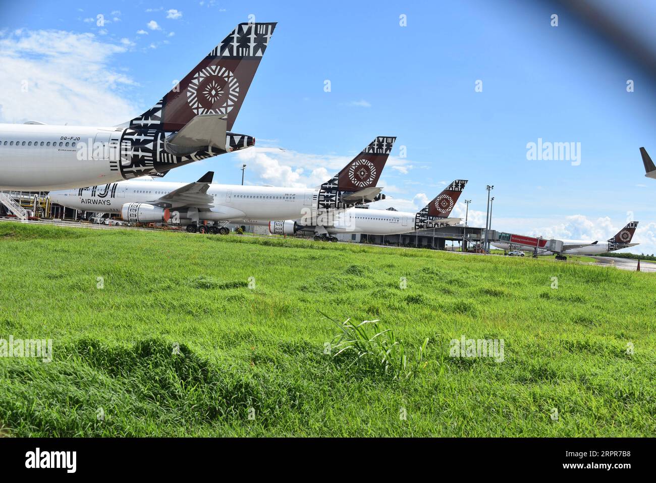 200328 -- Suva, le 28 mars 2020 Xinhua -- des avions de Fiji Airways sont vus à l'aéroport international de Nadi à Fidji, le 28 mars 2020. À partir de jeudi, Fidji a fermé l'aéroport international de Nadi et les voyages de passagers vers les îles périphériques cesseront à partir de dimanche. FIJI SUN/document via Xinhua FIJI-Suva-COVID-19-MEASURES PUBLICATIONxNOTxINxCHN Banque D'Images