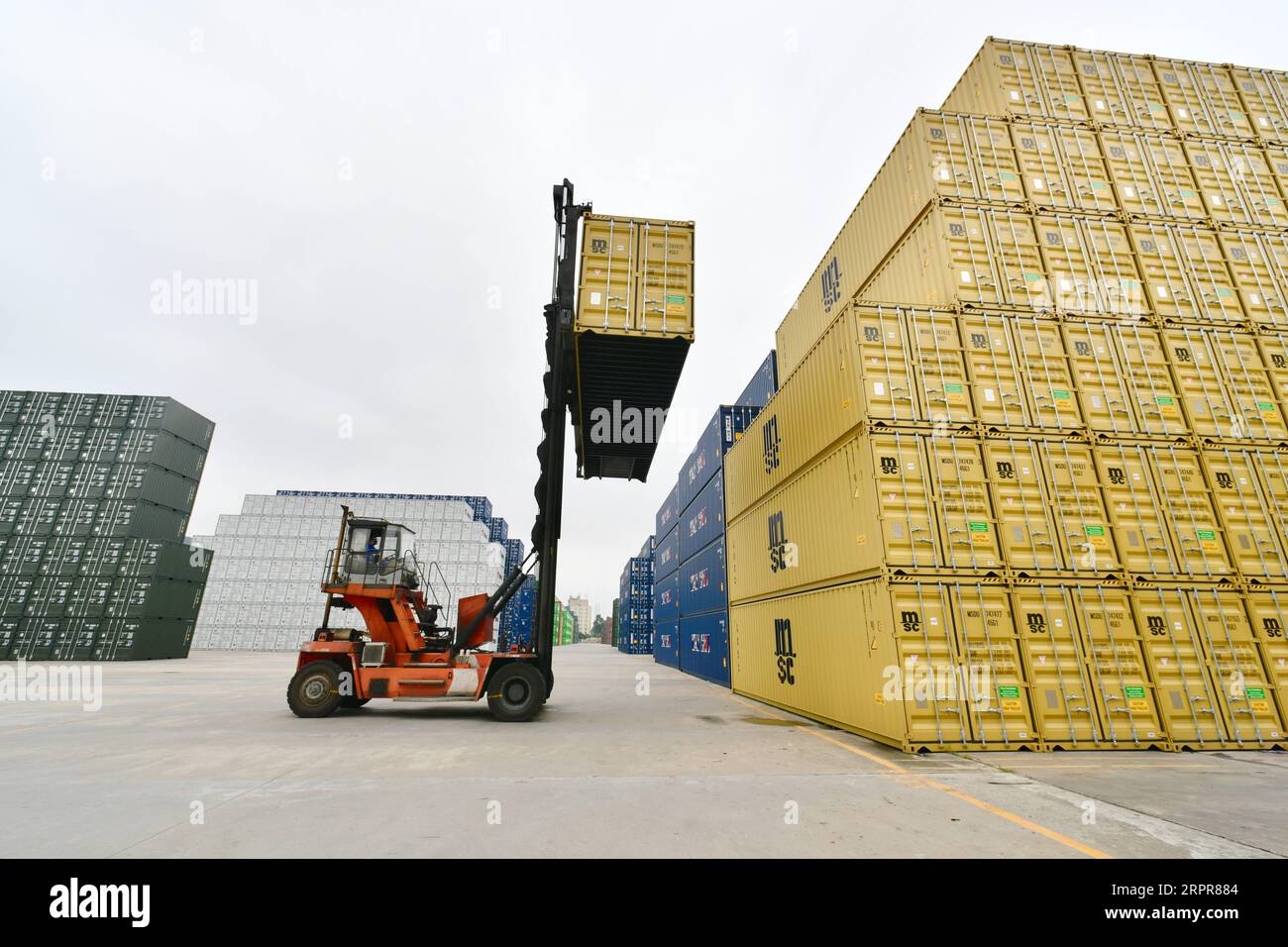 200329 -- ZHANGZHOU, le 29 mars 2020 -- Un conteneur est levé à Zhangzhou China International Marine Containers Group Ltd CIMC à Zhangzhou, province du Fujian, dans le sud-est de la Chine, le 28 mars 2020. L’entreprise accélère la reprise du travail et de la production avec des mesures de prévention des épidémies prises contre COVID-19. Plus de 90 % de son personnel ont repris leurs fonctions. CHINA-FUJIAN-CONTAINER COMPANY-RESUMPTION CN JIANGXKEHONG PUBLICATIONXNOTXINXCHN Banque D'Images