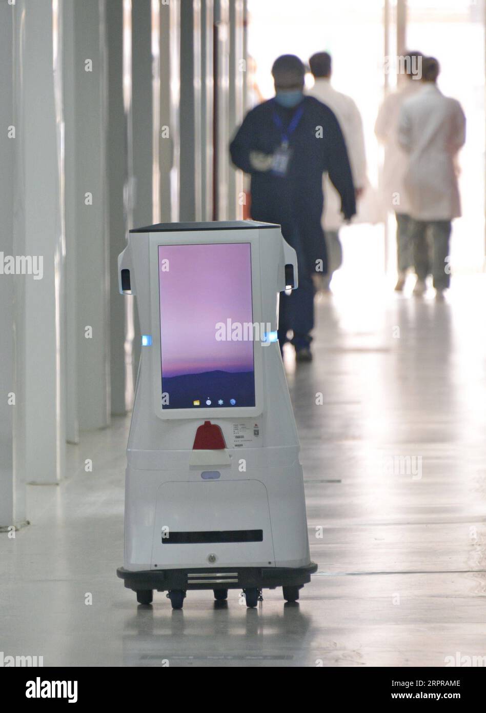 200330 -- PÉKIN, le 30 mars 2020 -- Un robot est en service à l'hôpital Xiaotangshan de Pékin, capitale de la Chine, le 30 mars 2020. L’hôpital Xiaotangshan, qui était auparavant utilisé pour mettre en quarantaine les patients atteints du SRAS à Pékin, a vu son premier patient de la nouvelle maladie à coronavirus COVID-19 quitter son hôpital après s’être rétabli lundi. L hôpital, situé dans la banlieue nord de la ville, a été rénové et mis en service le 16 mars pour le dépistage et le traitement des cas de COVID-19 légers et communs confirmés importés, des cas suspects et de ceux qui doivent être testés. L'hôpital fonctionne bien et orde Banque D'Images