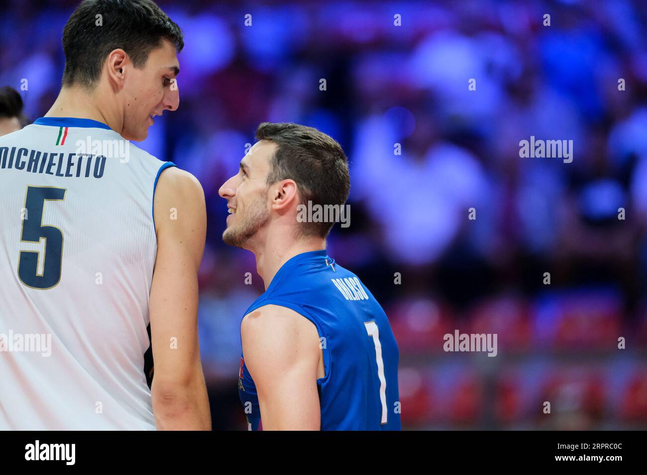 Alessandro Michieletto (à gauche) et Fabio Balaso (à droite) vus lors de la dernière journée 6 du Championnat d'Europe de volleyball masculin 2023 entre l'Italie et la Suisse à Palaprometeo. Score final ; Italie 3:0 Suisse. Banque D'Images