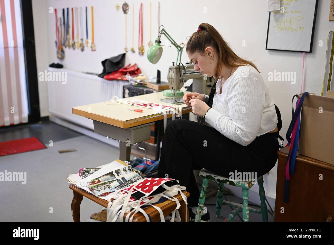 Un membre du personnel fabrique des masques faciaux dans un atelier de tailleur à Cologne, en Allemagne, le 31 mars 2020. Augmentation des cas confirmés de COVID-19 en Allemagne photo par Ulrich Hufnagel/Xinhua GERMANY-COLOGNE-COVID-19 PUBLICATIONxNOTxINxCHN Banque D'Images