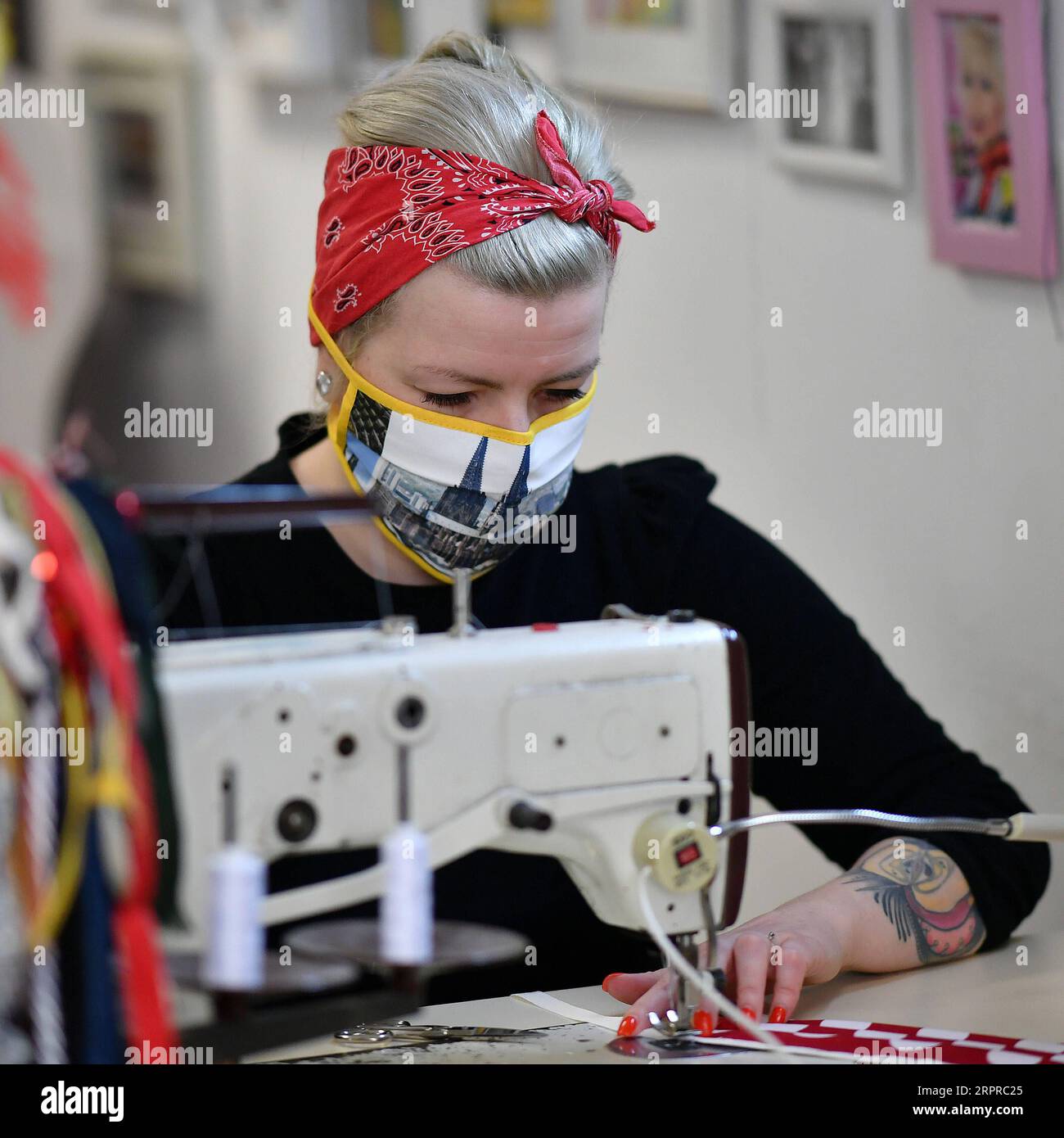 Actualités Bilder des Tages Un membre du personnel fabrique des masques faciaux dans un atelier de tailleur à Cologne, en Allemagne, le 31 mars 2020. Augmentation des cas confirmés de COVID-19 en Allemagne photo par Ulrich Hufnagel/Xinhua GERMANY-COLOGNE-COVID-19 PUBLICATIONxNOTxINxCHN Banque D'Images