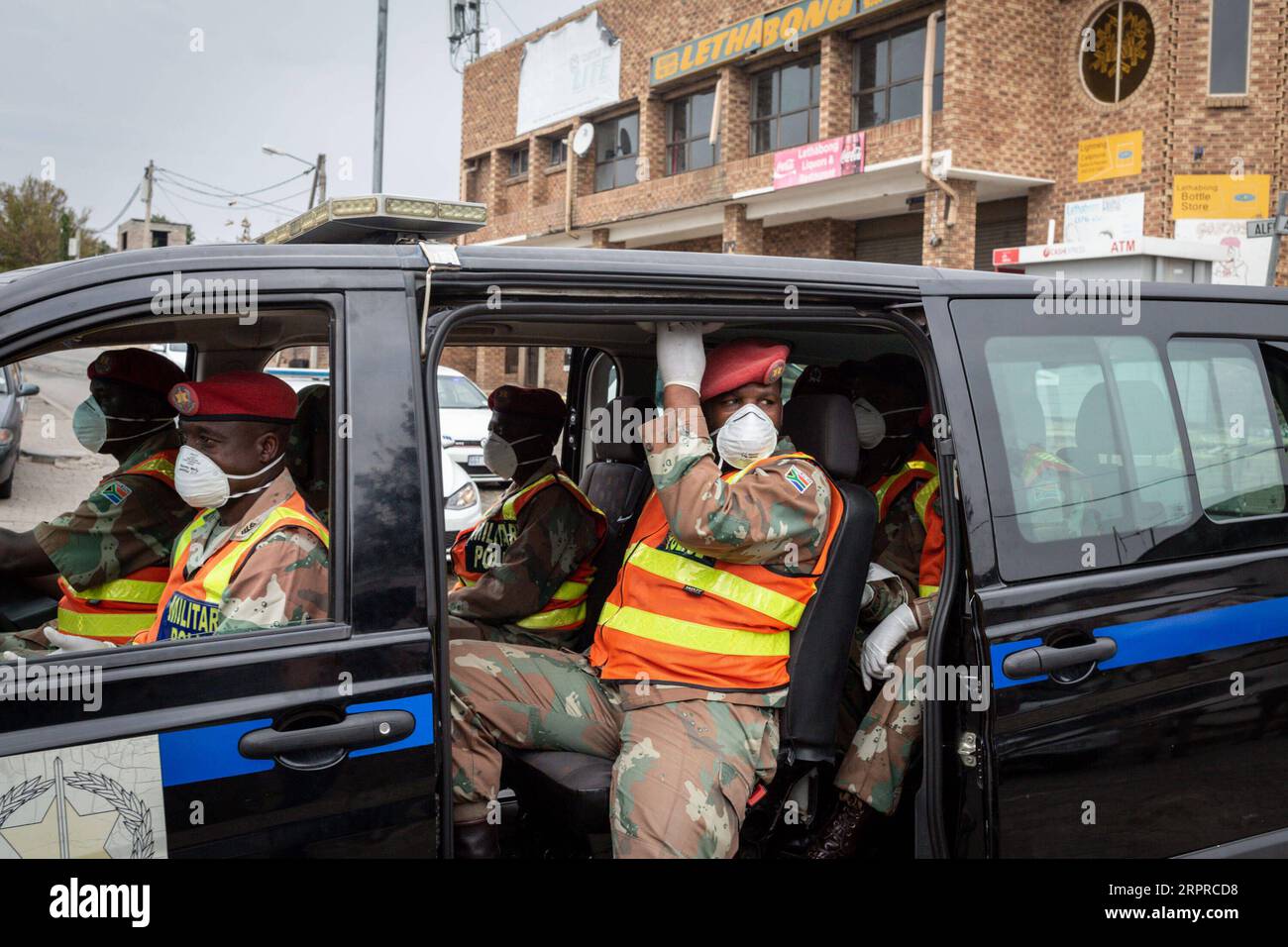 200401 -- JOHANNESBURG, le 1 avril 2020 Xinhua -- des soldats patrouillent dans une rue dans une voiture à Johannesburg, Afrique du Sud, le 31 mars 2020. Le président sud-africain Cyril Ramaphosa a défendu lundi le confinement national de 21 jours contre la pandémie de coronavirus qui a débuté jeudi minuit, affirmant que c’était absolument nécessaire. Photo de Yeshiel Panchia/Xinhua AFRIQUE DU SUD-JOHANNESBURG-COVID-19 PUBLICATIONxNOTxINxCHN Banque D'Images