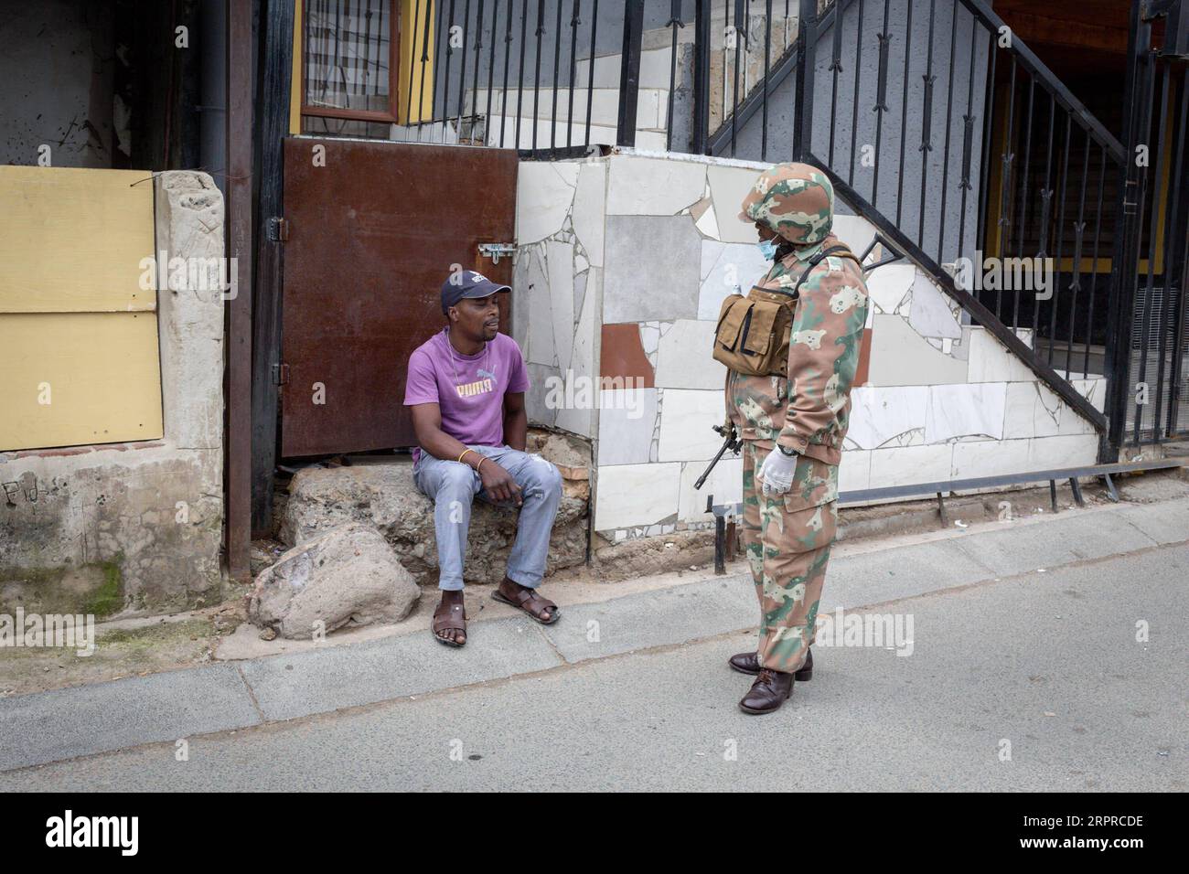 200401 -- JOHANNESBURG, le 1 avril 2020 Xinhua -- Un soldat demande à un citoyen la raison pour laquelle il est dans la rue à Johannesburg, Afrique du Sud, le 31 mars 2020. Le président sud-africain Cyril Ramaphosa a défendu lundi le confinement national de 21 jours contre la pandémie de coronavirus qui a débuté jeudi minuit, affirmant que c’était absolument nécessaire. Photo de Yeshiel Panchia/Xinhua AFRIQUE DU SUD-JOHANNESBURG-COVID-19 PUBLICATIONxNOTxINxCHN Banque D'Images