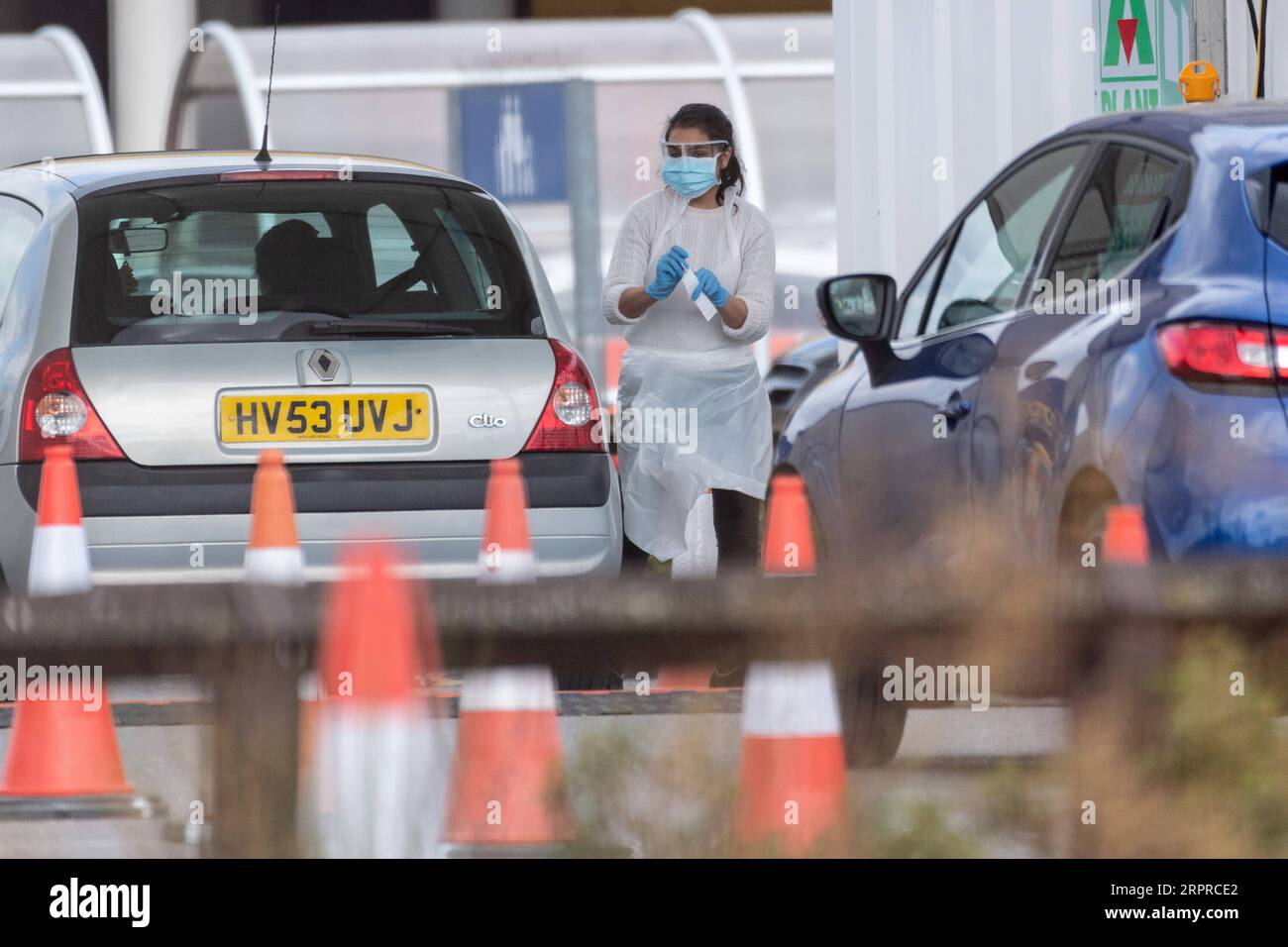 200401 -- LONDRES, le 1 avril 2020 Xinhua -- Un testeur prélève un échantillon d'un membre du personnel du NHS du National Health Service pour tester une éventuelle infection au COVID-19 dans une station de test au drive-in installée dans le parking d'un magasin IKEA à Wembley, au nord-ouest de Londres, en Grande-Bretagne, le 31 mars 2020. Selon les médias locaux, un centre de test COVID-19 pour les employés du NHS du National Health Service a ouvert ses portes sur le parking d’un magasin IKEA à Wembley. Photo de Ray Tang/Xinhua BRITAIN-LONDON-COVID-19-TEST centre-NHS STAFF PUBLICATIONxNOTxINxCHN Banque D'Images