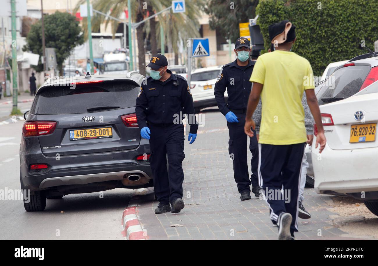 200401 -- BNEI BRAK, 1 avril 2020 Xinhua -- des policiers israéliens portant des masques sont vus dans la rue de la ville de Bnei Brak, dans le centre d'Israël, le 31 mars 2020. Au total, 663 personnes en Israël ont été testées positives au COVID-19 mardi, ce qui porte le nombre total de cas confirmés à 5 358. Photo de Gil Cohen Magen/Xinhua MIDEAST-BNEI BRAK-COVID-19 PUBLICATIONxNOTxINxCHN Banque D'Images