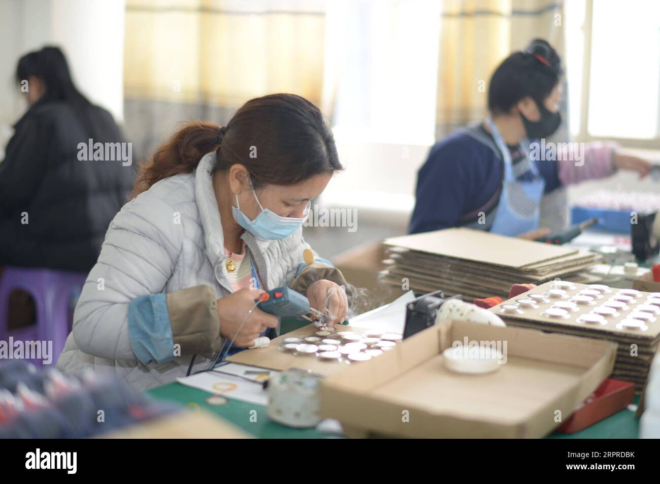 200401 -- RONGJIANG, le 1 avril 2020 -- des gens travaillent dans une entreprise d'électronique dans le comté de Rongjiang, dans la province du Guizhou du sud-ouest de la Chine, le 1 avril 2020. En tant que l'un des neuf comtés frappés par la pauvreté dans la province du Guizhou qui n'ont pas été sortis de la pauvreté, le comté de Rongjiang s'est concentré sur la promotion de la reprise de la production des entreprises dans le comté et l'exportation des services de main-d'œuvre depuis février. Jusqu'à présent, plus de 140 000 personnes ont été employées parmi les 190 000 travailleurs existants dans le comté de Rongjiang. CHINE-GUIZHOU-RONGJIANG-RÉDUCTION DE LA PAUVRETÉ CN YANGXYING PUBLICATIONXNOTXINXCHN Banque D'Images