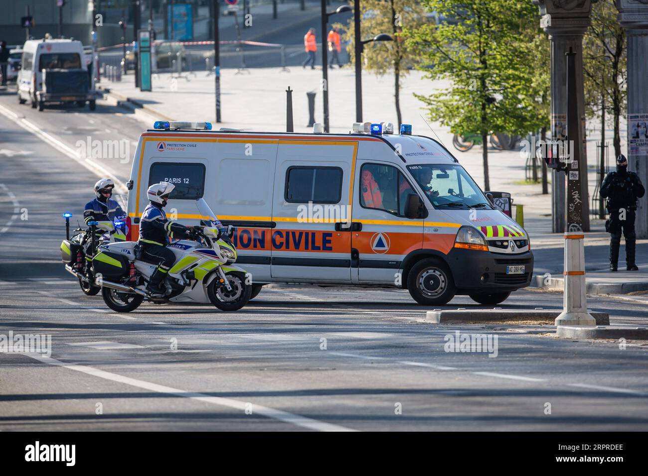 200401 -- PARIS, le 1 avril 2020 Xinhua -- une ambulance se dirige vers la gare d'Austerlitz à Paris, France, le 1 avril 2020. Un TGV médicalisé a évacué des patients atteints de coronavirus de la région Ile-de-France vers la région Bretagne pour libérer des lits de soins intensifs mercredi. Photo Aurelien Morissard/Xinhua FRANCE-PARIS-COVID-19-TRAIN-TRANSFER PUBLICATIONxNOTxINxCHN Banque D'Images